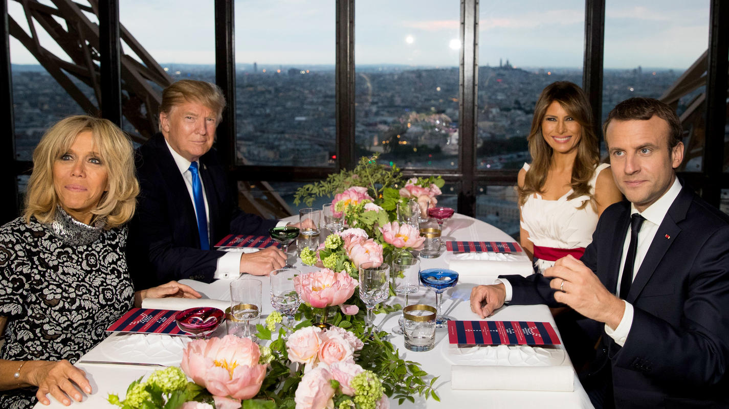 Donald Trump: Diese frauenverachtenden Sprüche gingen voll daneben US-Präsident Donald Trump (hinten l), die First Lady der USA, Melania Trump (hinten r), der französische Präsident Emmanuel Macron und Brigitte Macron sitzen am 13.07.2017 im Eiffelturm in Paris (Frankreich) beim gemeinsamen Dinner. (Wiederholung mit