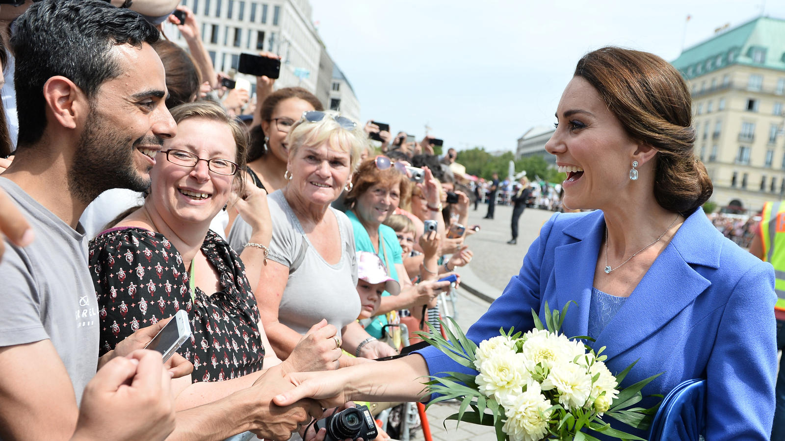 Händeschütteln mit den Royals: Prinz William und Herzogin Kate am Brandenburger Tor gefeiert Herzogin Kate gibt sich volksnah