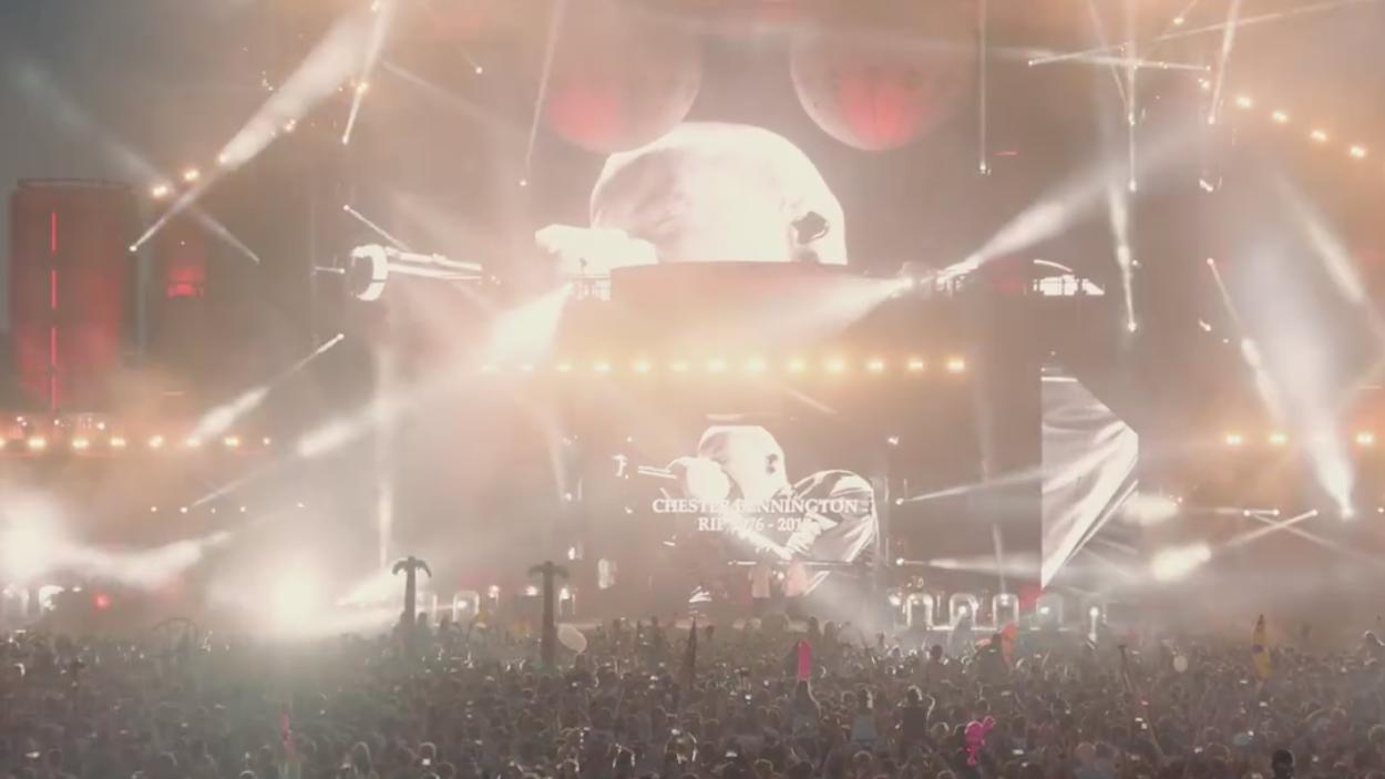 Parookaville 2017: Emotionales Gedenken an 'Linkin Park'-Sänger Chester Bennington 'Showtek' gedenken dem verstorbenen Chester Bennington