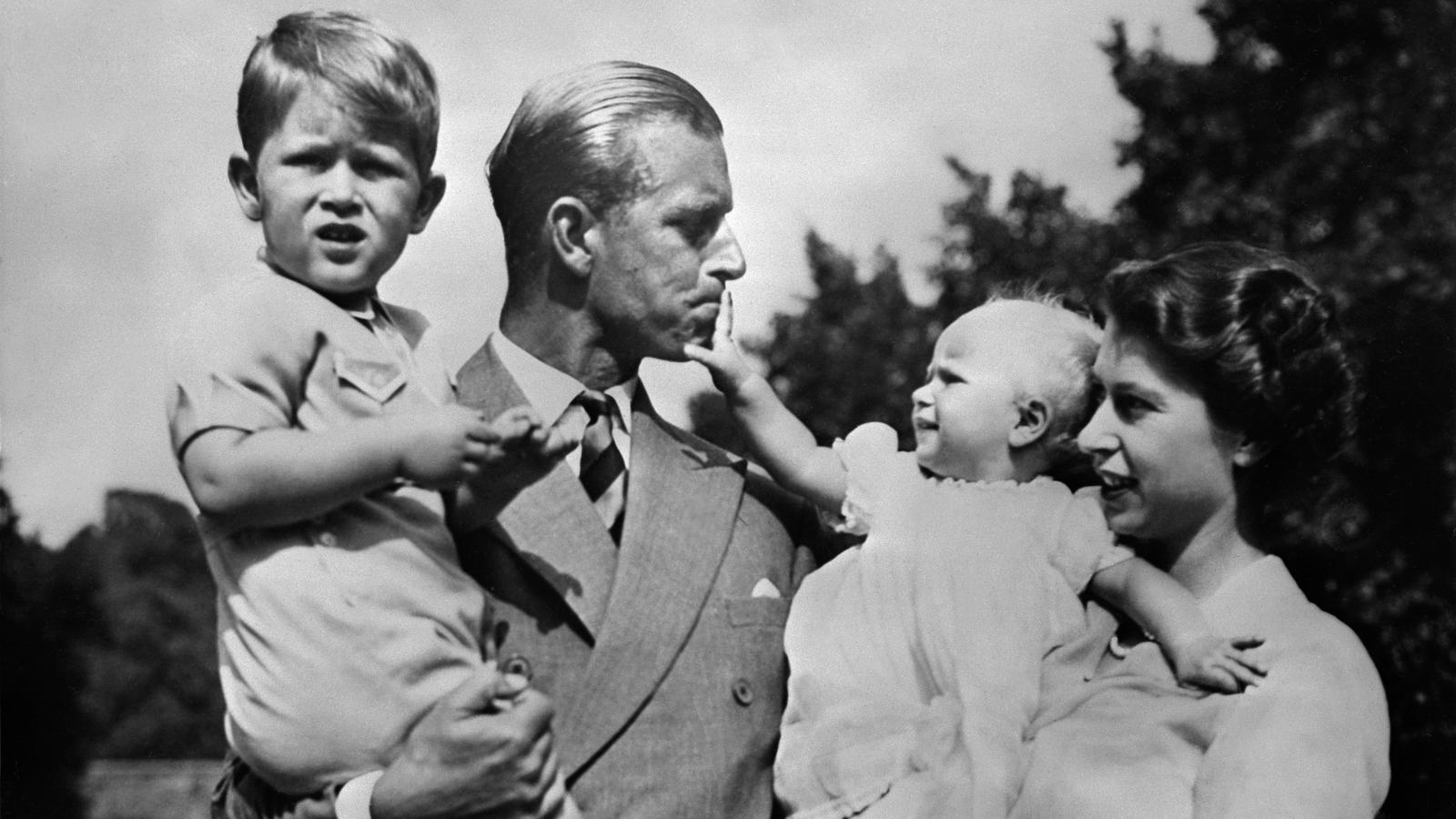 Prinz Philip und Prinz Daniel: Der Fluch der royalen Schattenmänner Königin Elisabeth und Prinz Philip mit ihren Kindern Charles und Anne (1951)