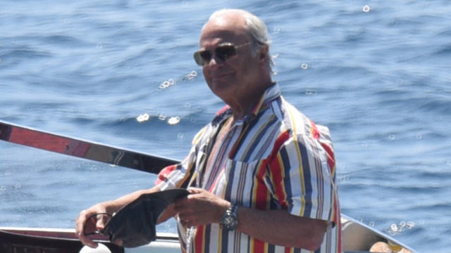 Sparsam, sparsam! König Carl Gustaf trägt 14 Jahre altes Hemd auf König Carl Gustaf von Schweden im Sommerurlaub 2017