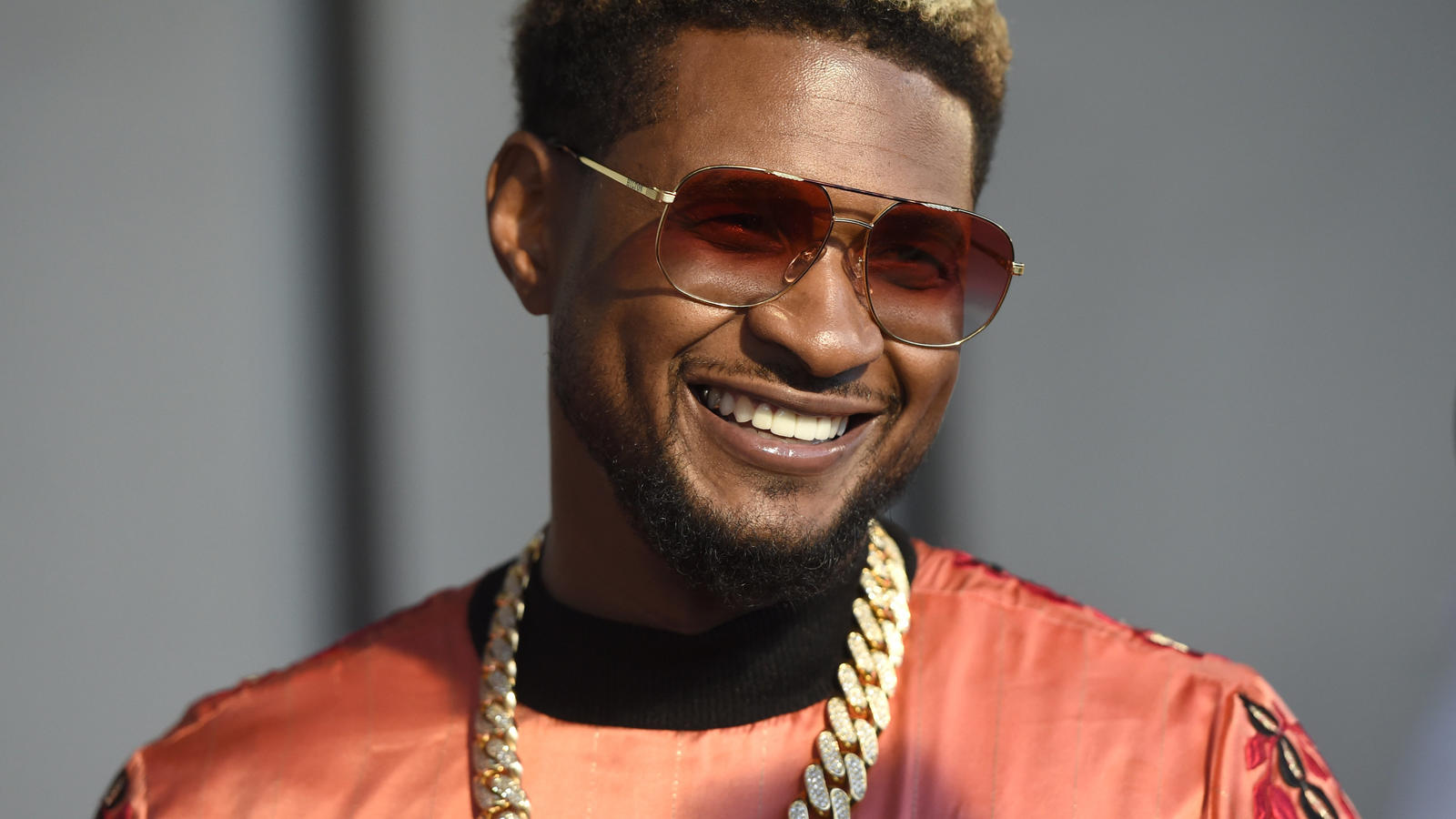 Königlich süß: Usher ist zum vierten Mal Vater geworden und begrüßt seinen Sohn "Sire" Jetzt ist er Vierfach-Papa: Sänger Usher