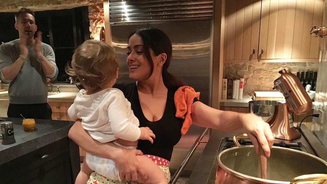 Salma Hayek schuftet als Hausmädchen für Ryan Reynolds Salma Hayek als prominente Küchenhilfe.