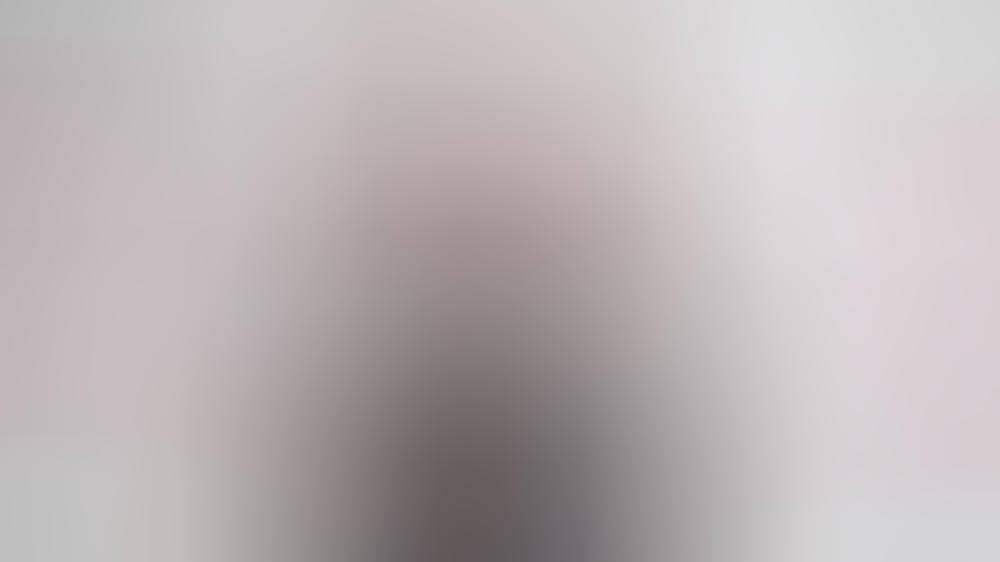 Daddario im nachtblauen Netzkleid Daddario im nachtblauen Netzkleid