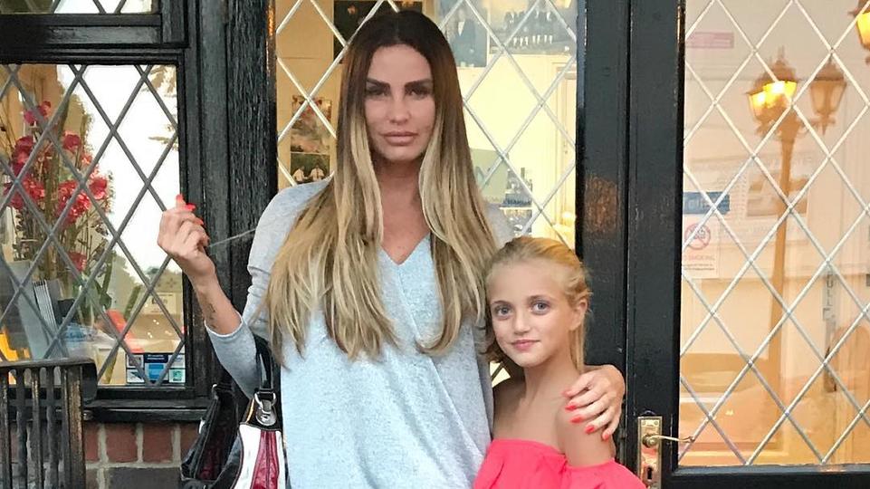 Shitstorm für Katie Price: Sie nennt Tochter Princess im TV "hässlich" Katie Price und ihre Tochter Princess.