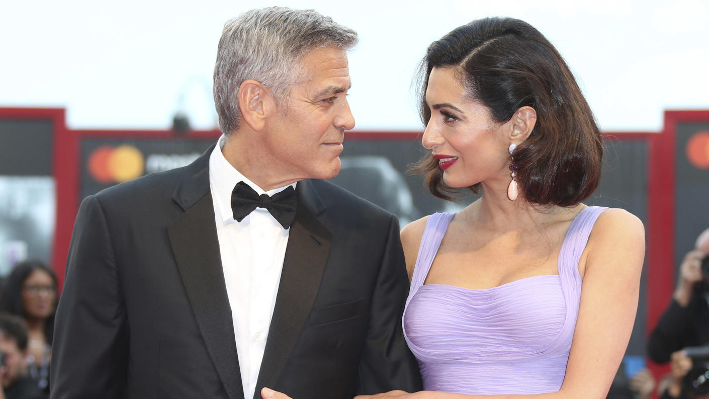 George Clooney staunt über seine Zwillinge ARCHIV - US-Schauspieler George Clooney und seine Frau Amal kommen am 02.09.2017 beim Filmfest in Venedig (Italien) zur Premiere des Filmes «Suburbicon». (zu dpa «George Clooney: Mein Sohn ist ein Elch» vom 04.09.2017) Foto: Joel Ryan/Invision/AP/dpa