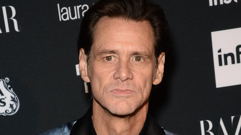 Jim Carrey: "Es gibt mich überhaupt nicht" Jim Carrey legt eigenartigen Auftritt hin