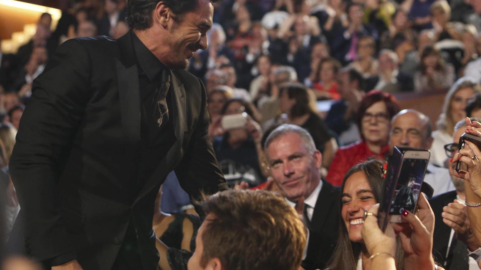 James Franco: Alle Zeichen stehen auf Liebe Director and actor James Franco greets his girlfriend before collect the Golden Shell for Best Picture for The Disaster Artist , during the 65th edition of the San Sebastian International Film Festival closure, in San Sebastian, Spain, 30 September 2