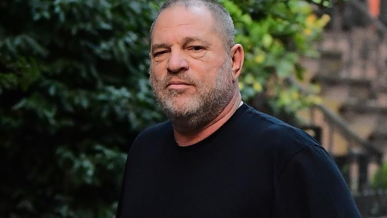 Der Fall Harvey Weinstein: Neue grausige Anschuldigungen Harvey Weinstein emerged from his West Village Apartment on Friday morning, and defiantly headed to work , amid his ongoing sexual harassment scandal. He talked to cameras and even laughed and joked as he walked to his car with a smug smile on his fa