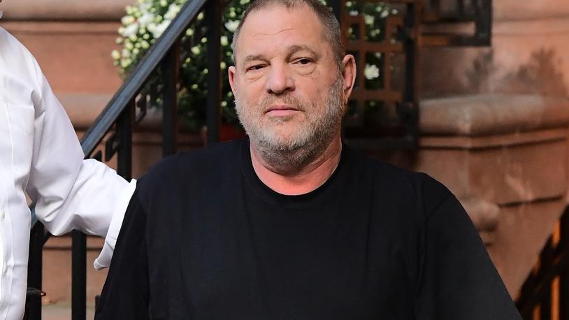 Konsequenzen für Harvey Weinstein: Seine eigene Firma feuert ihn Harvey Weinstein emerged from his West Village Apartment on Friday morning, and defiantly headed to work , amid his ongoing sexual harassment scandal. He talked to cameras and even laughed and joked as he walked to his car with a smug smile on his fa