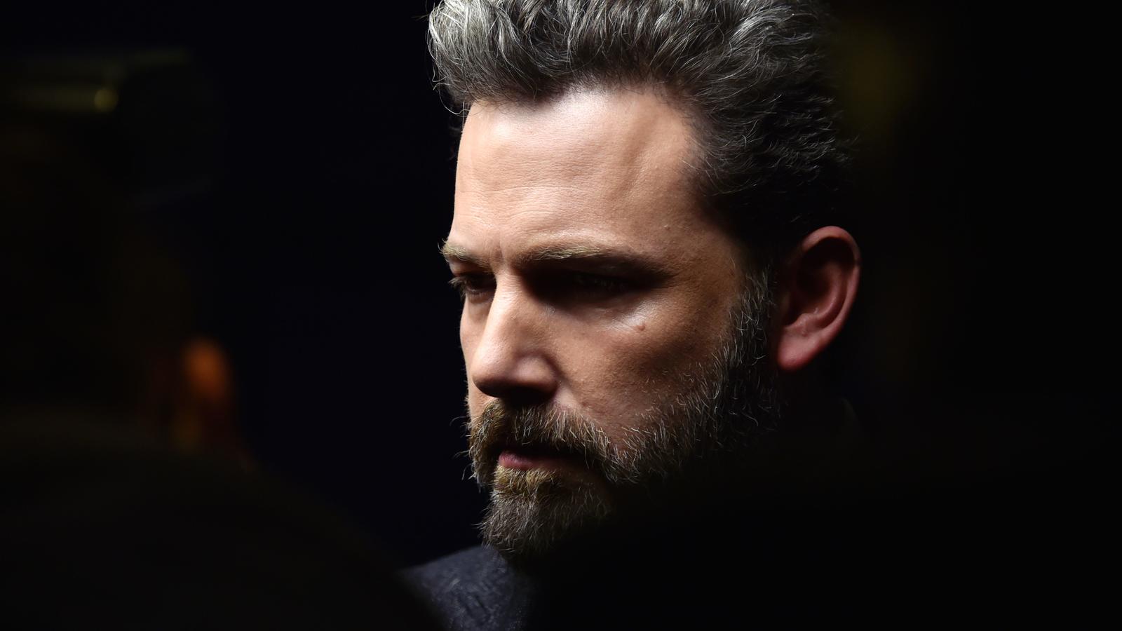 Ben Affleck äußert sich zu den Belästigungsvorwürfen von Hilarie Burton Ben Affleck entschuldigt sich für seinen Busengrabscher
