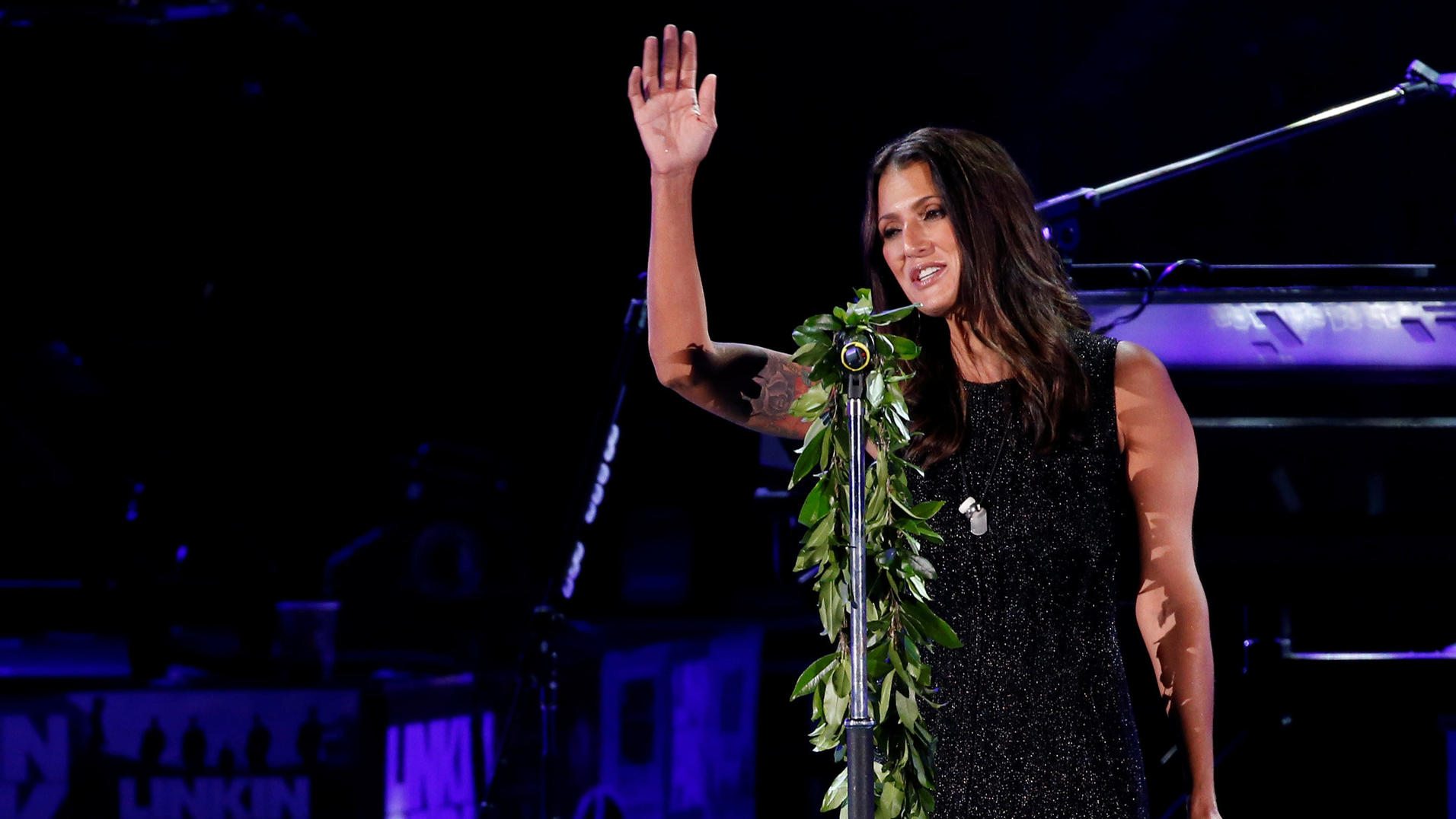 Ehrenkonzert für Chester Bennington: Seine Frau Talinda sorgt für Gänsehaut Talinda Ann Bentley, wife of late Chester Bennington, speaks during the "Linkin Park & Friends Celebrate Life in Honor of Chester Bennington" concert at Hollywood Bowl in Los Angeles, California, U.S., October 27, 2017. Picture taken October 27. REUT