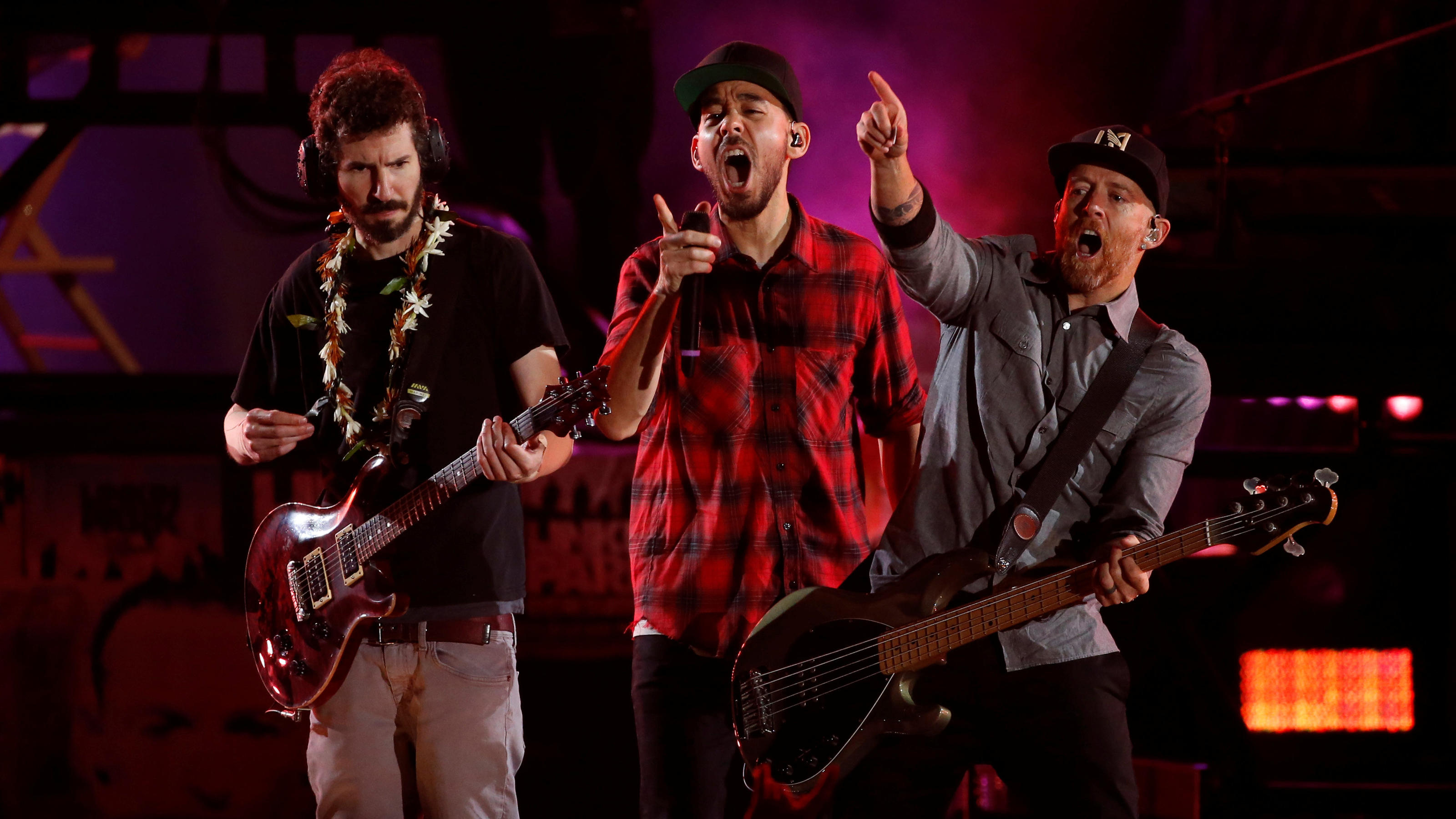 Ehrenkonzert für Chester Bennington: Seine Frau Talinda sorgt für Gänsehaut Mike Shinoda (C), Brad Delson (L) and Dave Farrell of Linkin Park perform during the "Linkin Park & Friends Celebrate Life in Honor of Chester Bennington" concert at Hollywood Bowl in Los Angeles, California, U.S., October 27, 2017. Picture taken Oct