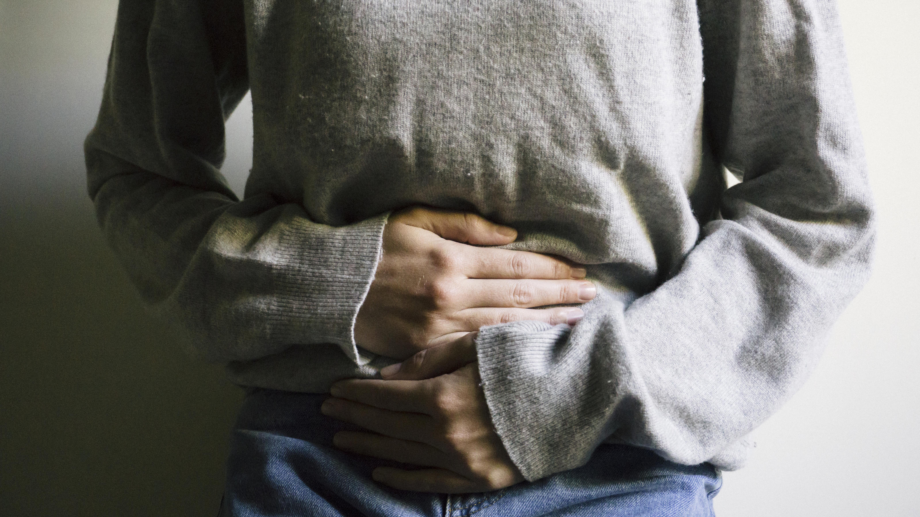 Kein Abnehmerfolg? Funktionelle Ernährung kann die Lösung sein Woman suffering from stomach ache