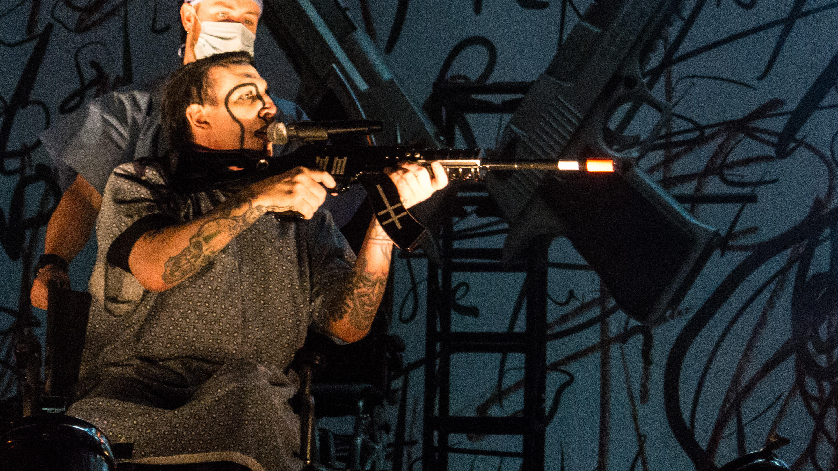 Makabrer Scherz: Marilyn Manson richtet Fake-Gewehr aufs Publikum Marilyn Manson ist für Provokationen auf der Bühne bekannt
