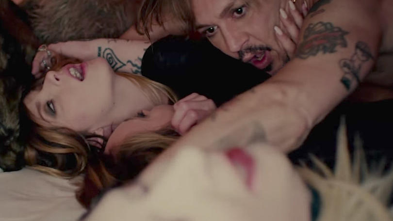 Johnny Depp feiert Sex-Orgie mit Marilyn Manson Johnny Depp und Marilyn Manson gehen im neuen Musikvideo zur Sache