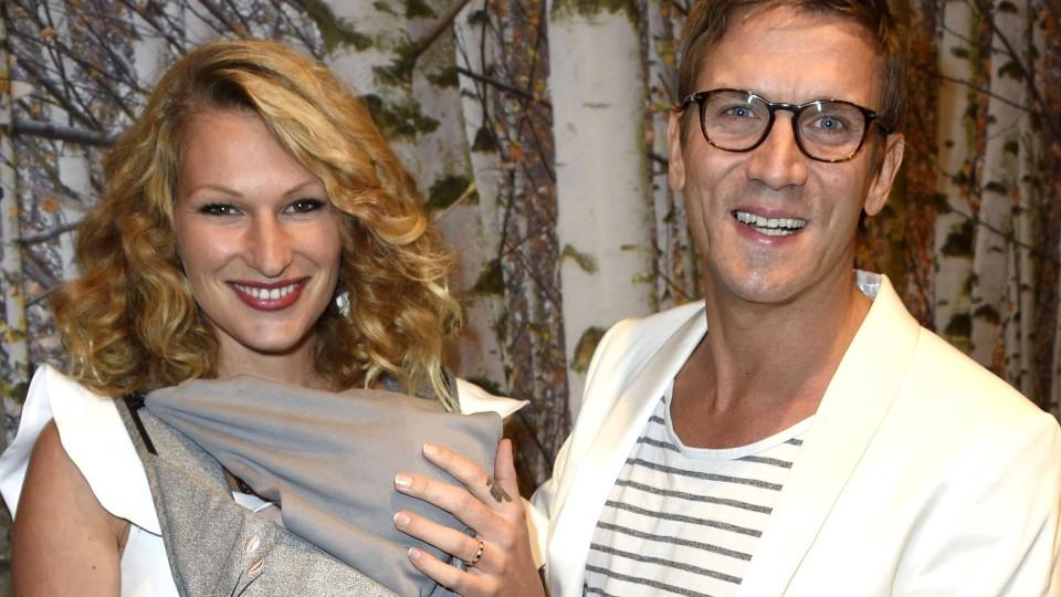 Janni Hönscheid ist nach der Geburt schon wieder in Top-Form Peer Kusmagk und Freundin Janni Hönscheid mit Sohn Emil-Ocean bei der 10 Jahre TK Maxx Deutschland Party im TK Maxx Berlin Kant-Center. Berlin, 18.10.2017 *** Peer Kusmagk and Girlfriend Janni Hönscheid with Son Emil Ocean at the 10 Years TK Maxx Ger