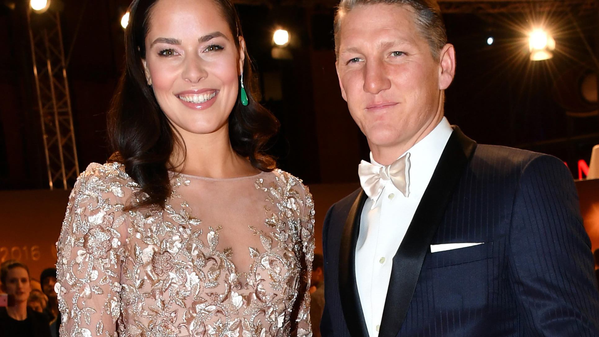 Nach Schwangerschafts-News: Bastian Schweinsteiger und Ana Ivanovic danken den Fans Bastian Schweinsteiger und seine Frau Ana Ivanovic kommen am 17.11.2016 in Berlin zur Bambi-Verleihung. (zu dpa "Ivanovic beendet Tennis-Karriere nach mehreren Verletzungen" vom 28.12.2016) Foto: Jens Kalaene/dpa-Zentralbild/dpa +++(c) dpa - Bildfunk
