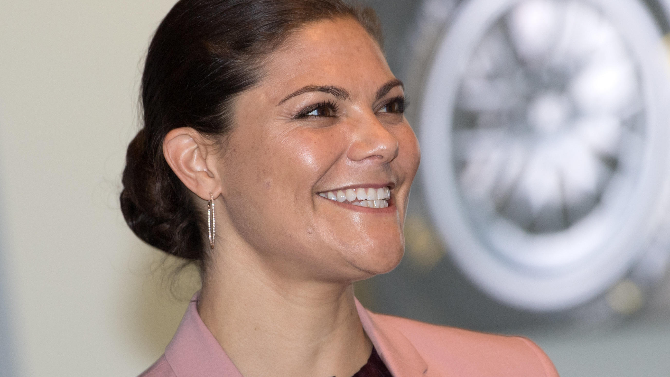 Kronprinzessin Victoria ist "Schwedin des Jahres" Kronprinzessin Victoria von Schweden unterhält sich am 23.11.2017 am Porsche-Standort in Leipzig (Sachsen) mit Vertretern des Werkes. Die Kronprinzessin informierte sich auf einem bilateralen Seminar von Porsche Leipzig über die Zusammenarbeit von St