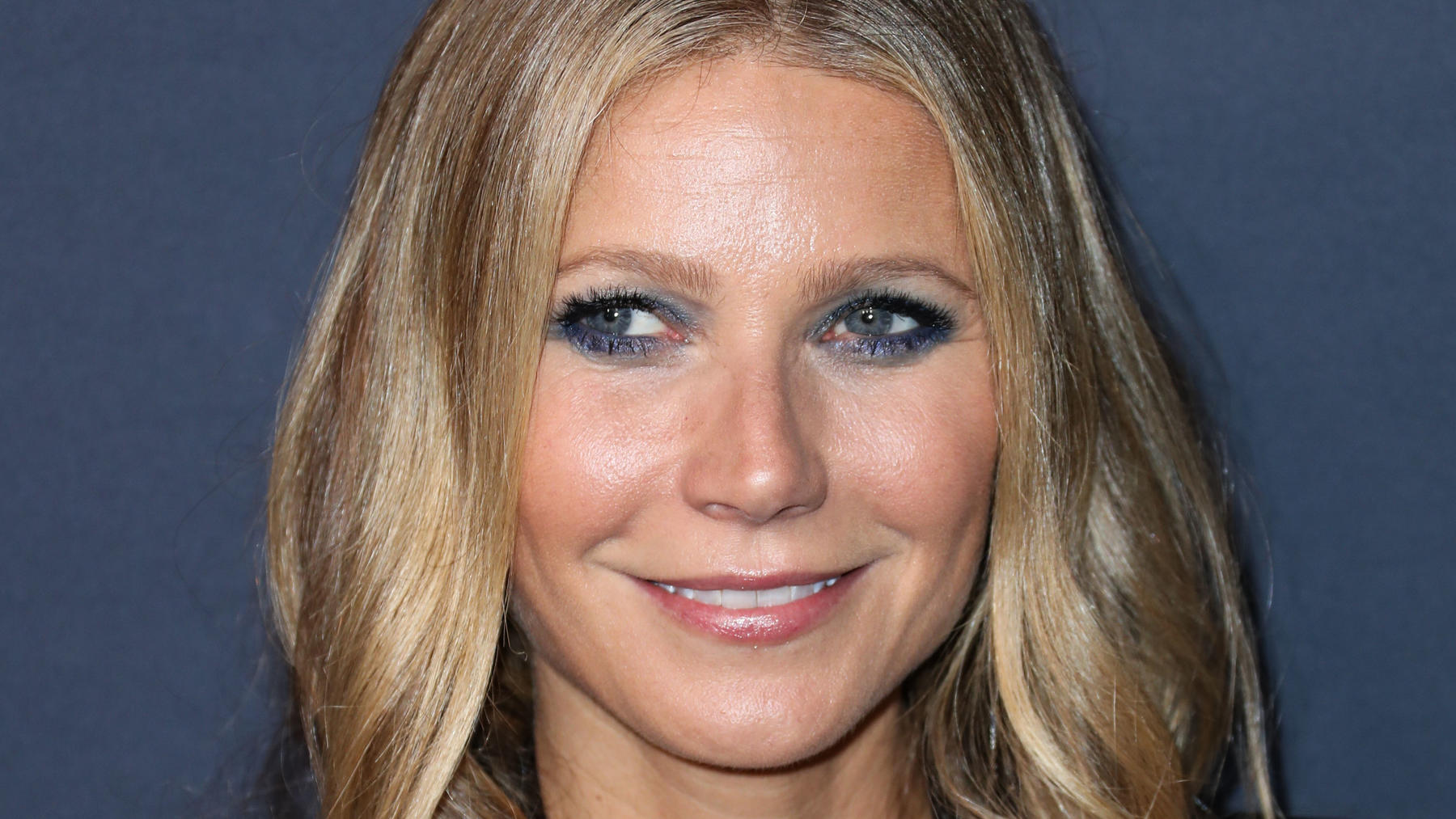 Chris Martin: So schlecht ging es ihm nach der Trennung von Gwyneth Paltrow CULVER CITY, LOS ANGELES, CA, USA - NOVEMBER 11: Actress Gwyneth Paltrow wearing Tom Ford with Irene Neuwirth jewelry arrives at the 2017 Baby2Baby Gala held at 3LABS on November 11, 2017 in Culver City, Los Angeles, California, United States. (Photo