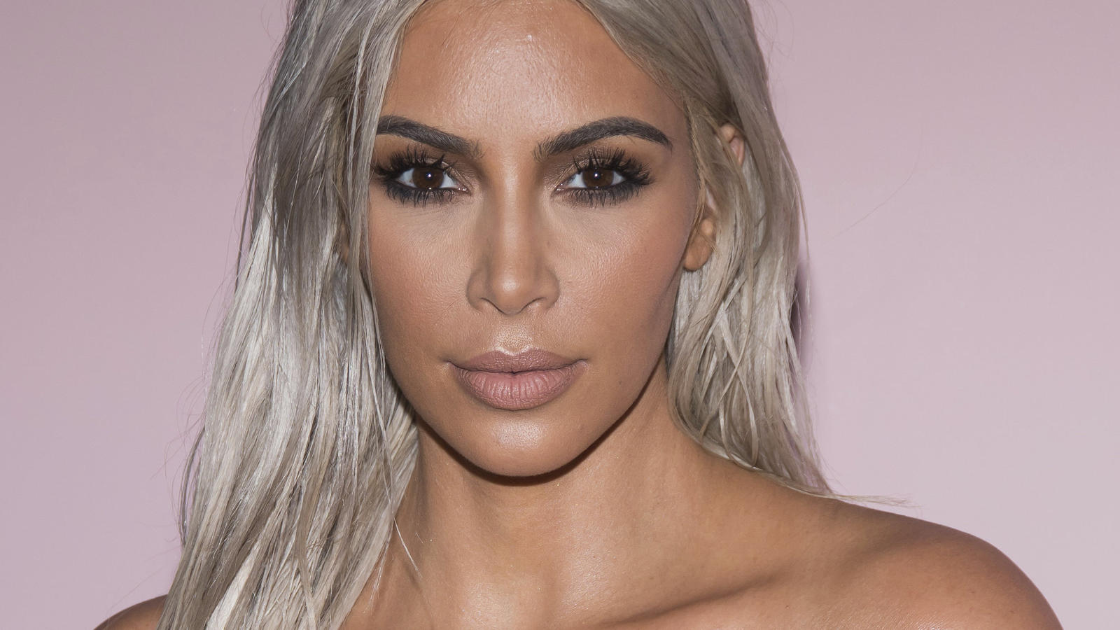 Kim Kardashian zeigt sich splitterfasernackt für ihre Beauty-Linie 'KKW' Kim Kardashian wird bald die eine oder andere Million mehr auf dem Konto haben - das gilt als sicher
