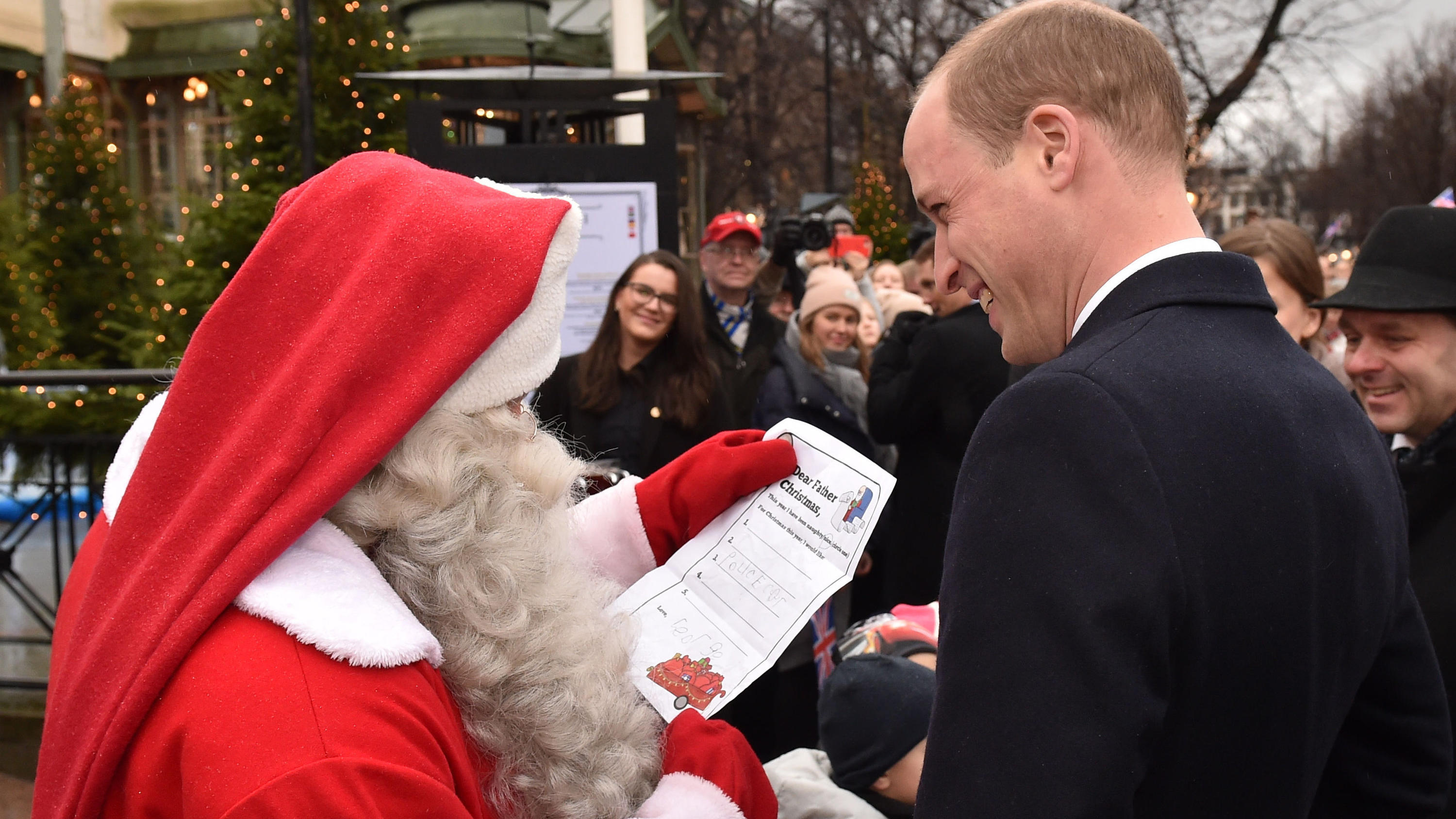 Wie niedlich! Prinz William liefert Prinz Georges Wunschzettel beim Weihnachtsmann ab Prinz William trifft in Finnland den Weihnachtsmann
