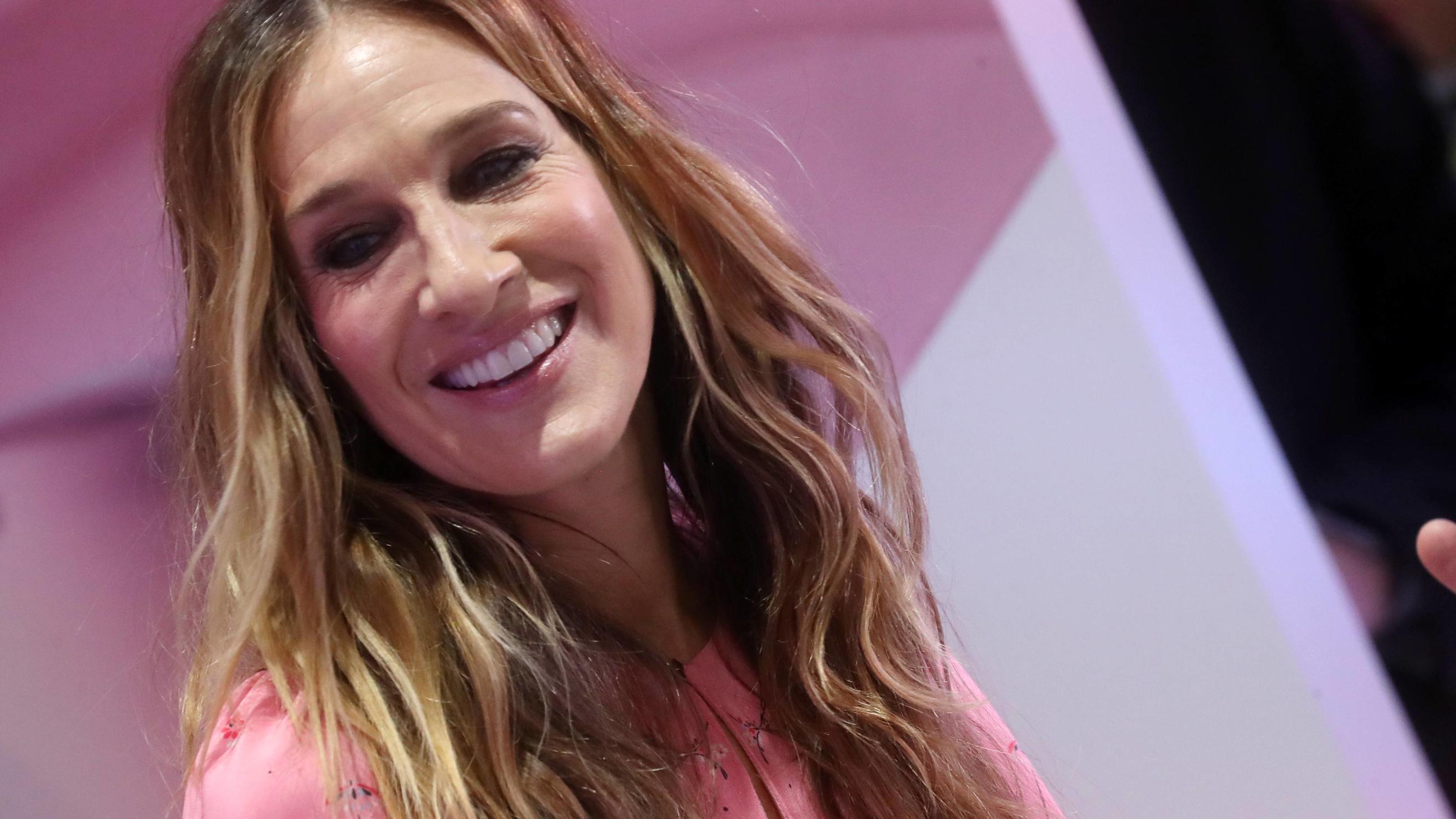 Wie niedlich! Sarah Jessica Parker zeigt Kinderfoto von sich Gibt einen Einblick in ihre Kindheit: Sarah Jessica Parker