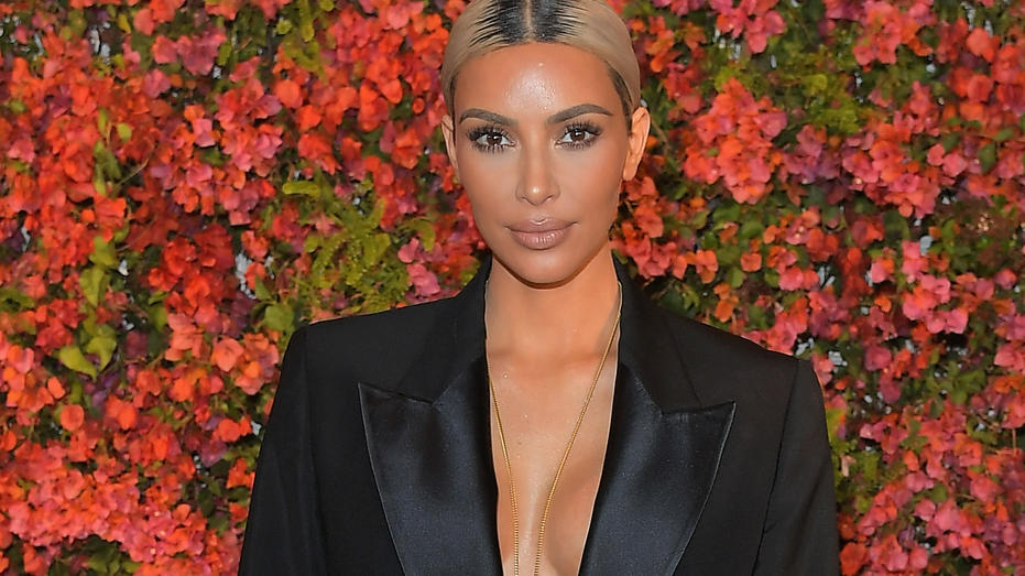 Kim Kardashians Leihmutter: Hochschwanger im Supermarkt Kim Kardashian: Eine Leihmutter trägt ihr drittes Kind aus.
