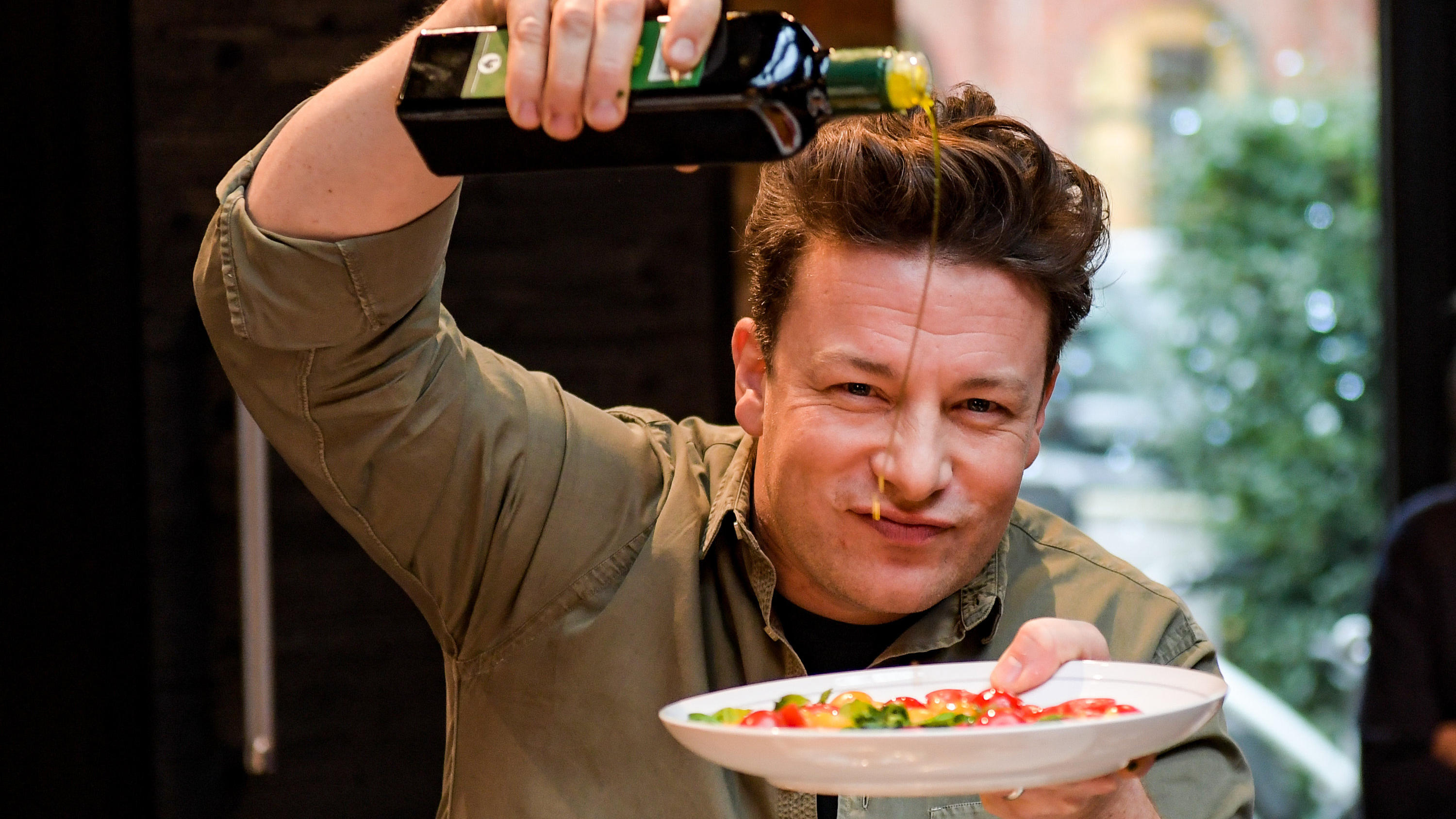 Jamie Oliver bietet sich als Koch für Prinz Harrys und Meghan Markles Hochzeit an Jamie Oliver bietet sich als Koch für Prinz Harrys und Meghan Markles Hochzeit an