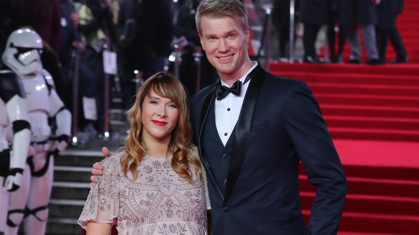 'Star Wars': So sieht der neue Chewbacca wirklich aus Joonas Suotamo und Milla Pohjasvaara bei der Premiere von 'Star Wars: Die letzten Jedi'.