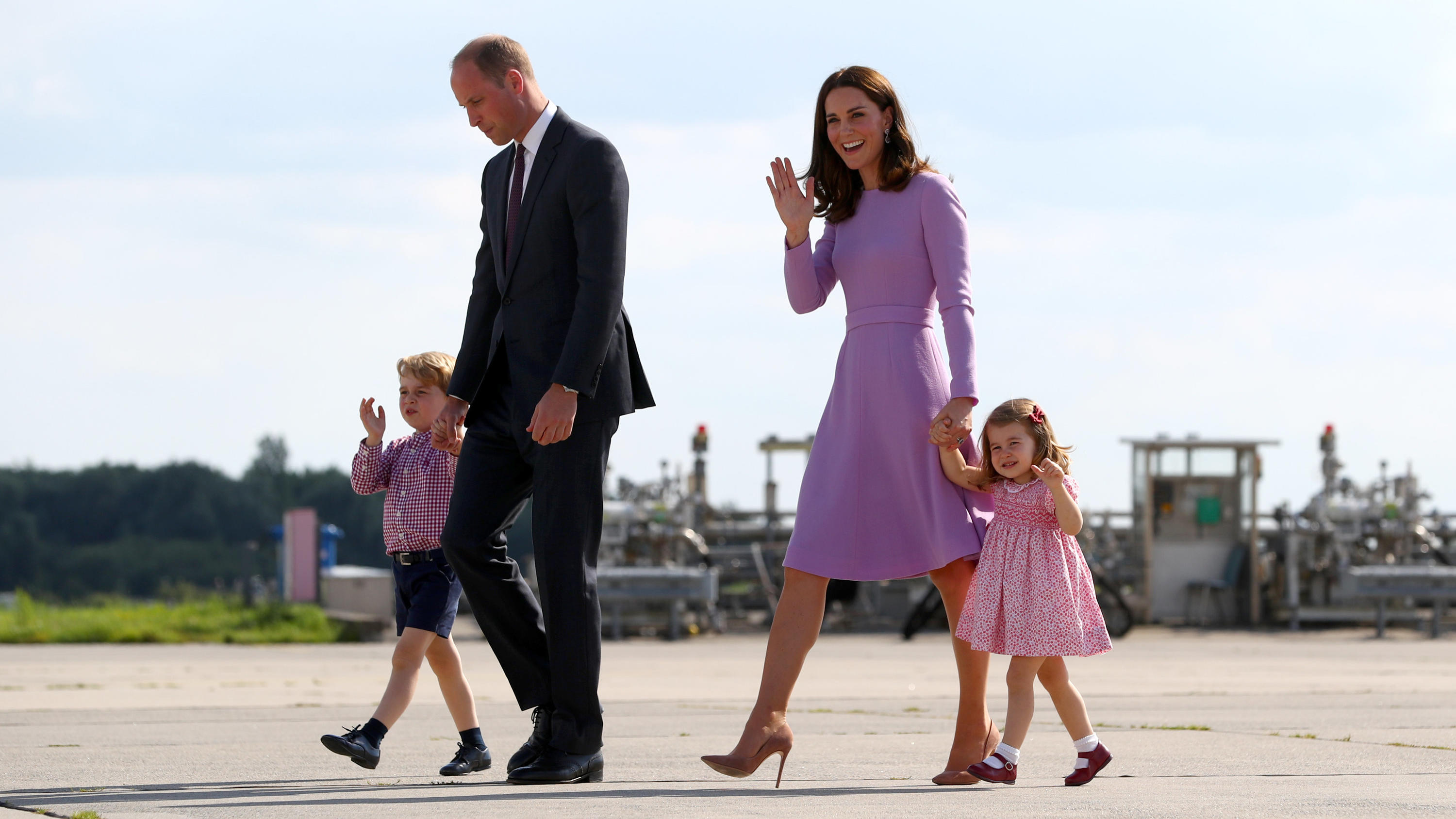 William, Kate, Meghan & Co.: Die Highlights des royalen Jahres 2017 Der britische Prinz William und seine Frau Herzogin Kate gehen am 21.07.2017 mit ihren Kindern George und Charlotte vor dem Abflug zu einem Flugzeug in Hamburg-Finkenwerder.