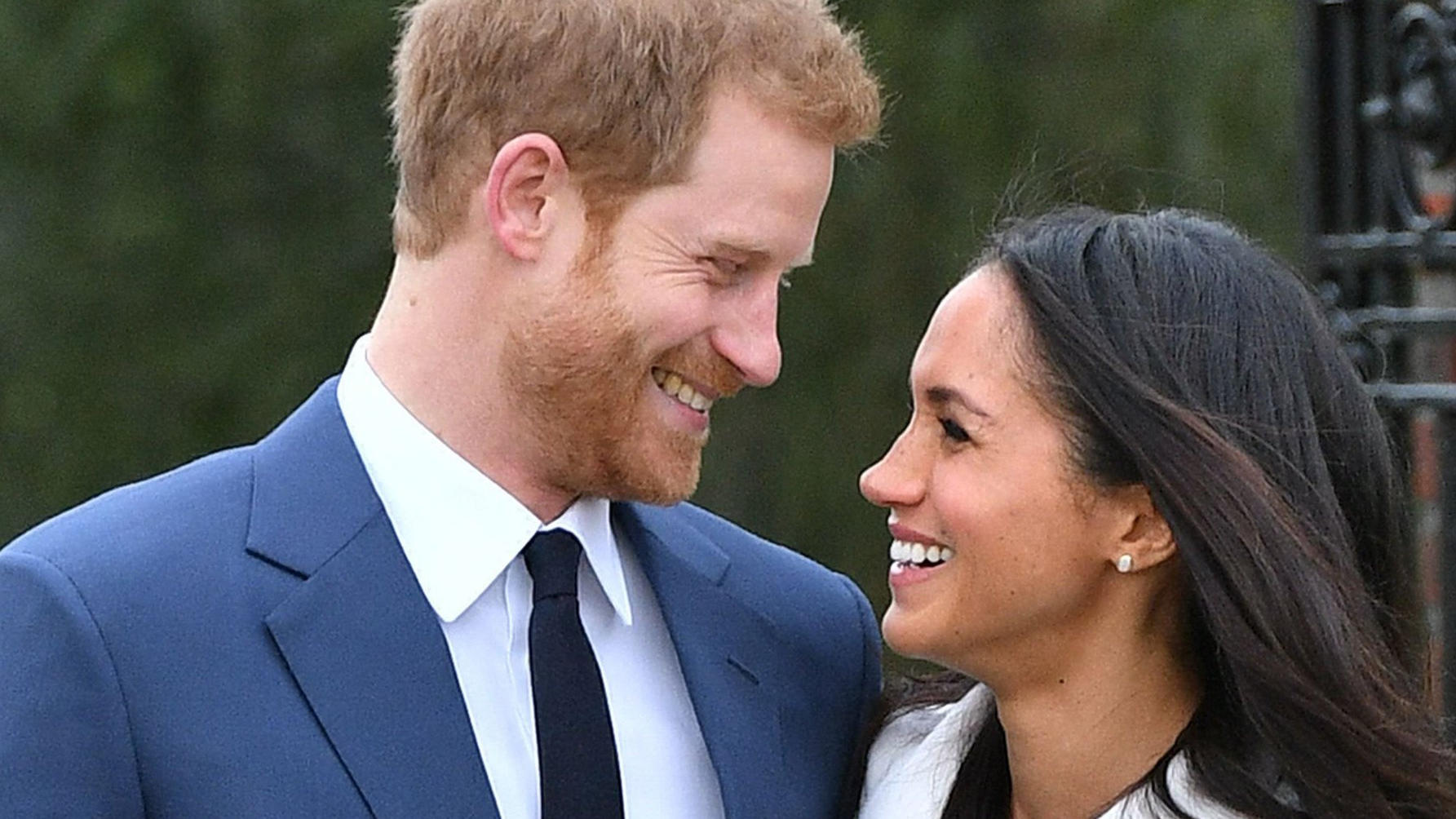 William, Kate, Meghan & Co.: Die Highlights des royalen Jahres 2017 Der britische Prinz Harry und die US-amerikanische Schauspielerin Meghan Markle, aufgenommen am 27.11.2017 in London.
