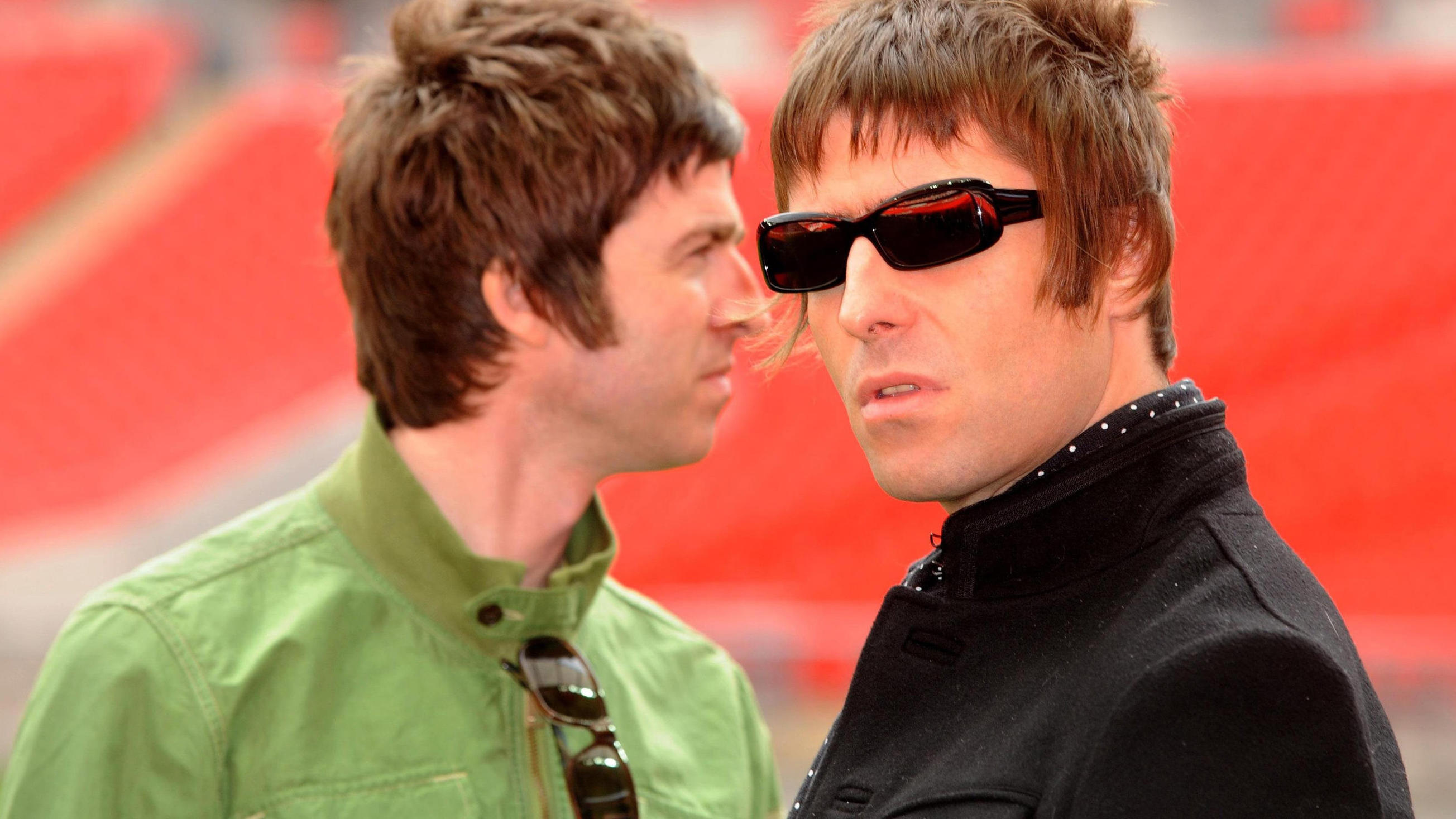 Noel und Liam Gallagher: Versöhnung zu Weihnachten! ARCHIV - Die Brüder Noel (l) und Liam Gallagher aufgenommen am 16.10.2008 in London (Großbritannien). Der ehemalige Sänger der englischen Rockband Oasis, Liam Gallagher, hat sich nach jahrelangem Zoff offenbar mit seinem Bruder Noel versöhnt. (zu dpa