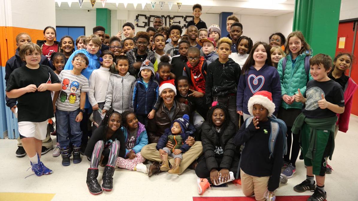 'Santa Barack' zu Besuch: Barack Obama überrascht US-Schüler mit Geschenken 'Santa Barack' zu Besuch: Barack Obama überrascht US-Schüler mit Geschenken