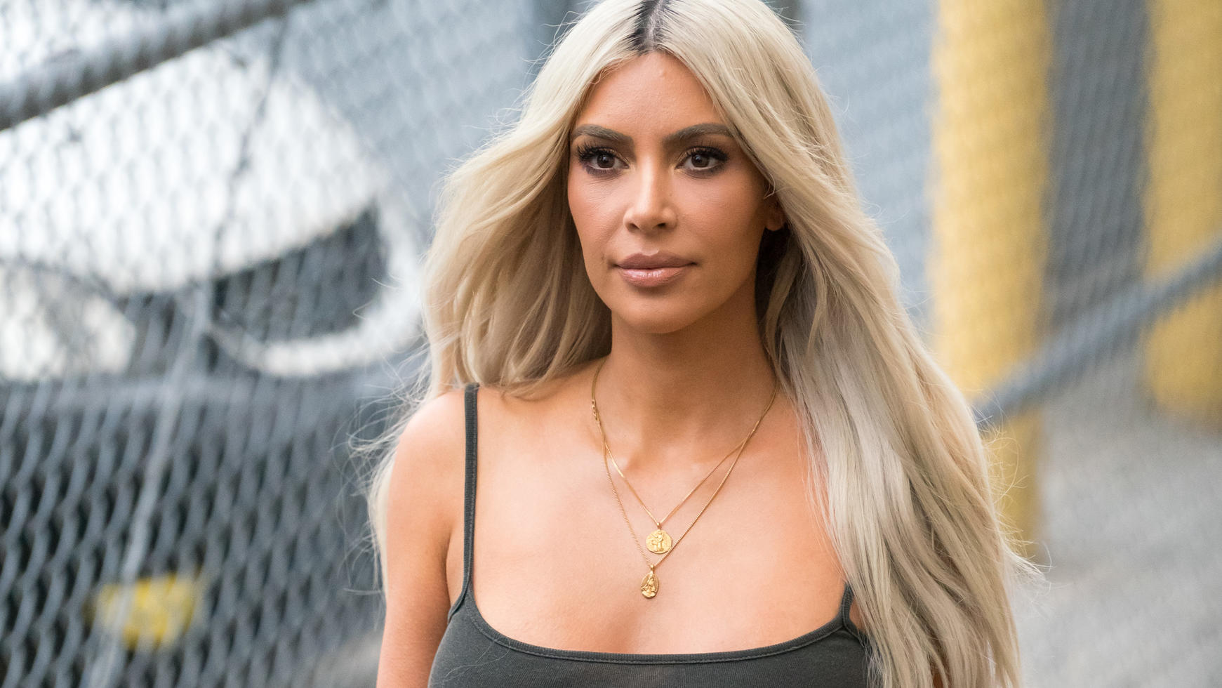 Drängt Kim Kardashian ihre Schwester Kylie Jenner dazu, die Schwangerschaft bekanntzugeben? Kim Kardashian is seen at 'Jimmy Kimmel Live' in Los Angeles, California.