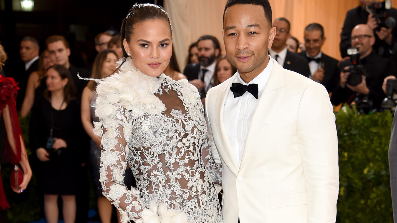 Schwangere Chrissy Teigen: Achtstündige Odyssee über den Wolken Chrissy Teigen und John Legend nahmen ihre Odyssee über den Wolken mit Humor