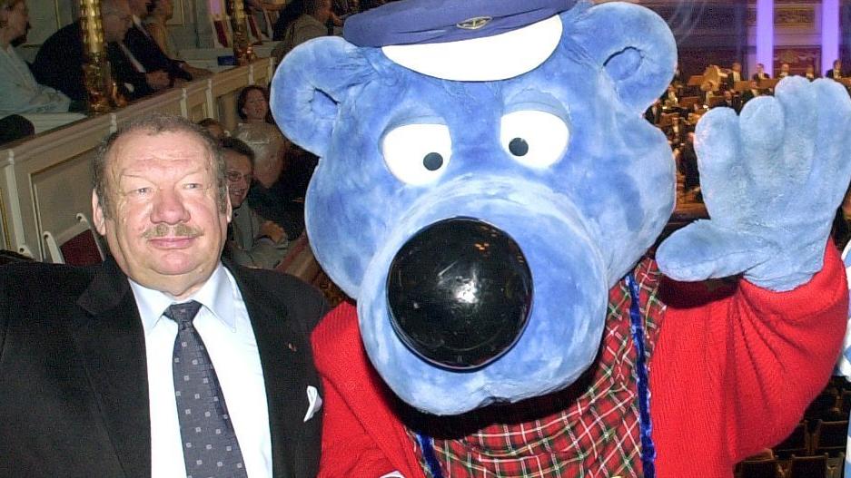 Macho oder Müttersöhnchen? So tickt der neue Bachelor Daniel Völz Winkend steht der Schauspieler Wolfgang Völz mit Käptn' Blaubär am 09.09.2000 im ersten Rang des Berliner Konzerthauses am Gendarmenmarkt.