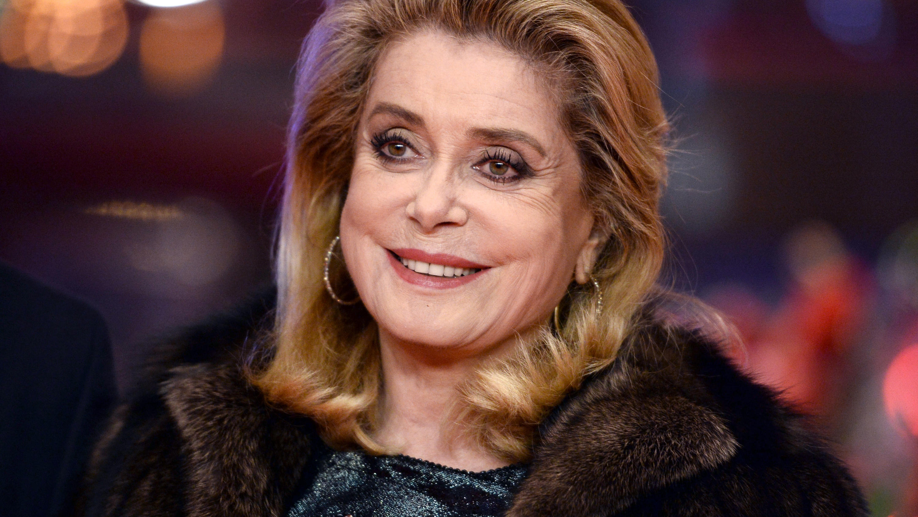 Catherine Deneuve: #MeToo-Bewegung wird zur "Hexenjagd" ARCHIV - Schauspielerin Catherine Deneuve kommt am 14.02.2017 während der 67. Internationalen Filmfestspiele zur Premiere des Films "Sage femme". (zu dpa "#MeToo-Debatte: Frauen um Deneuve fürchten um sexuelle Freiheit" vom 09.01.2018) Foto: Gregor