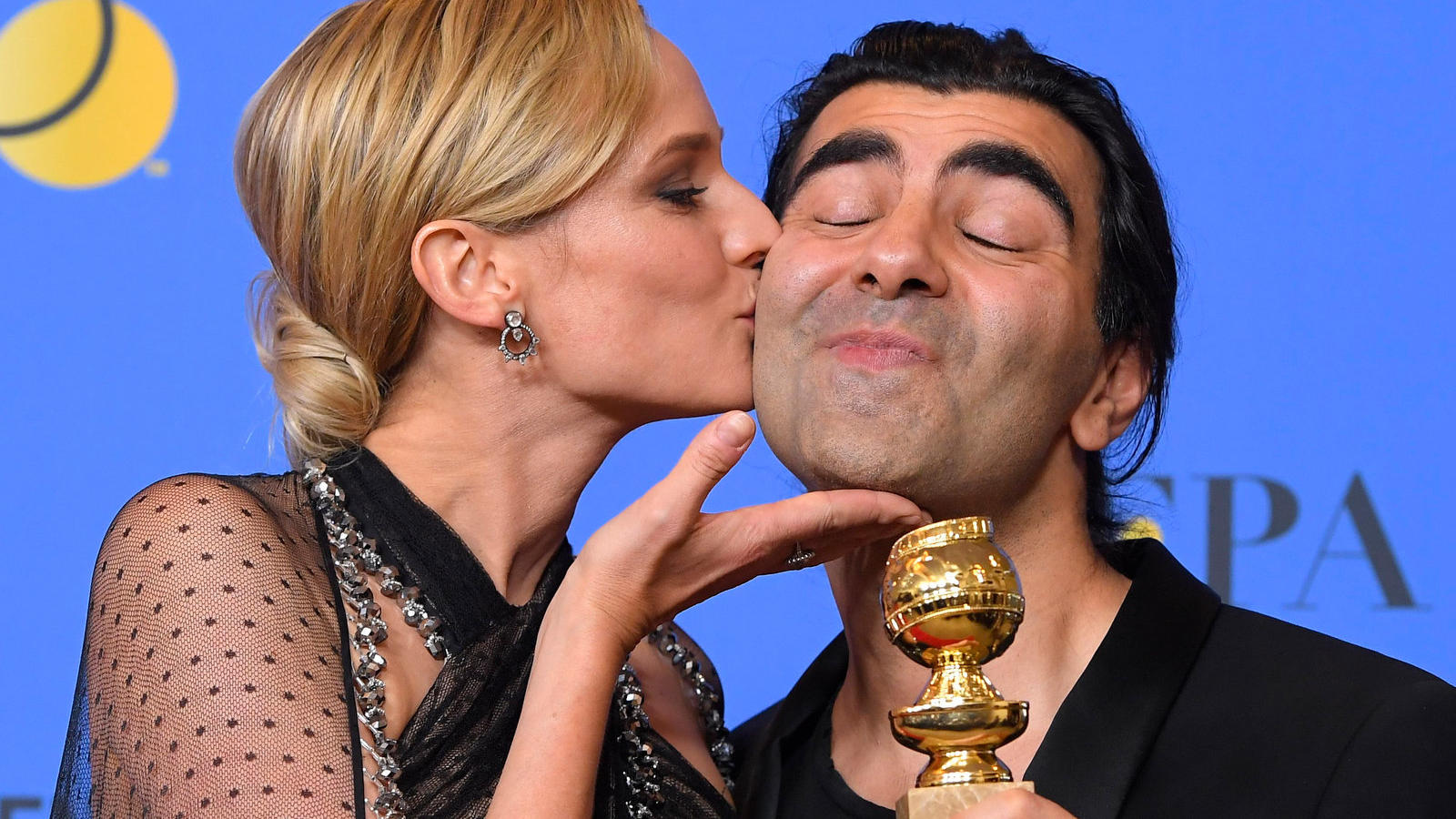 Critics' Choice Awards 2018: Diane Kruger nimmt Preis für Fatih Akins 'Aus dem Nichts' in Empfang RECROP - Schauspielerin Diane Kruger (l) küsst Fatih Akin am 07.01.2018 in Beverly Hills (Kalifornien, USA) im Rahmen der Verleihung der 75. Golden Globe Awards zur Auszeichnung für den besten nicht-englischsprachigen Film «Aus dem Nichts». Foto: Ke