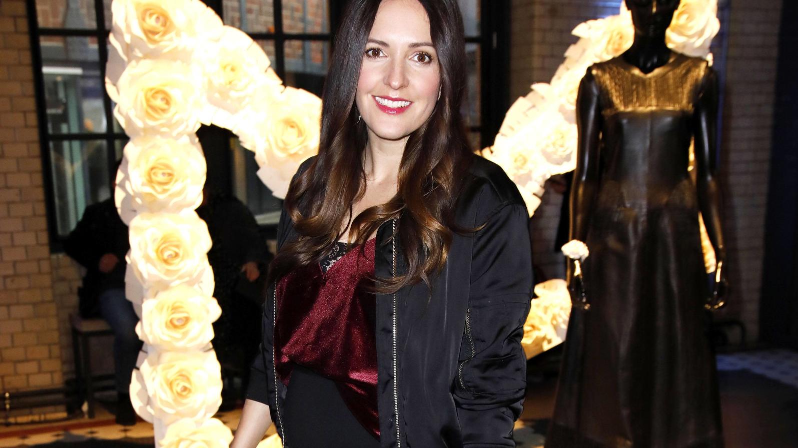 Fashion Week Berlin: So stylisch verpackt Johanna Klum ihren Babybauch Johanna Klum bei der Modenschau von Ewa Herzog auf der Berlin Fashion Week