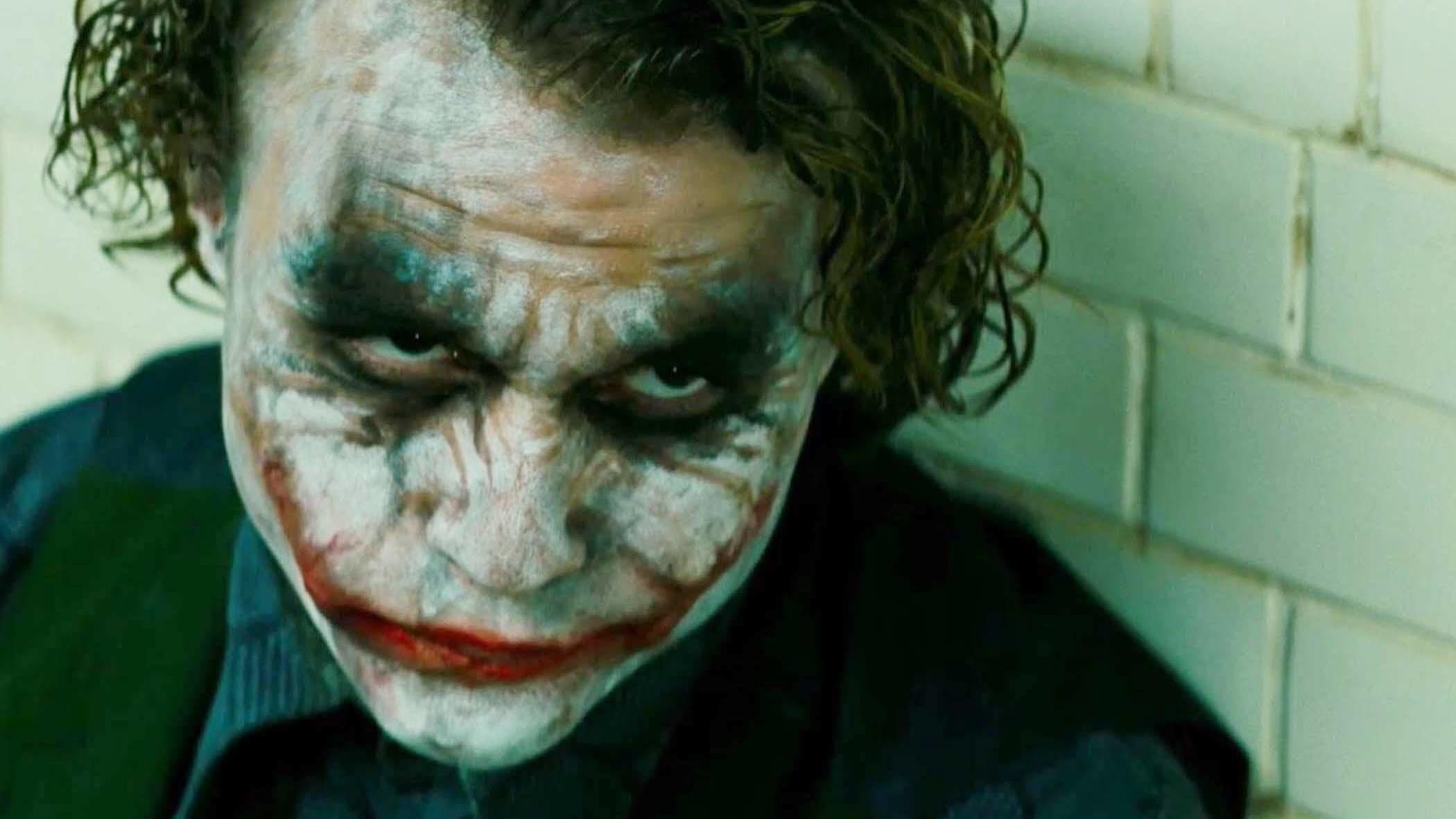 Zu Heath Ledgers 10. Todestag: Zehn Gründe, warum er unvergessen bleibt RELEASE DATE: July 18, 2008. MOVIE TITLE: The Dark Knight. STUDIO: DC Comics and Legendary Pictures PLOT: Batman and James Gordon join forces with Gotham s new District Attorney, Harvey Dent, to take on a psychotic bank robber known as The Joker, whi