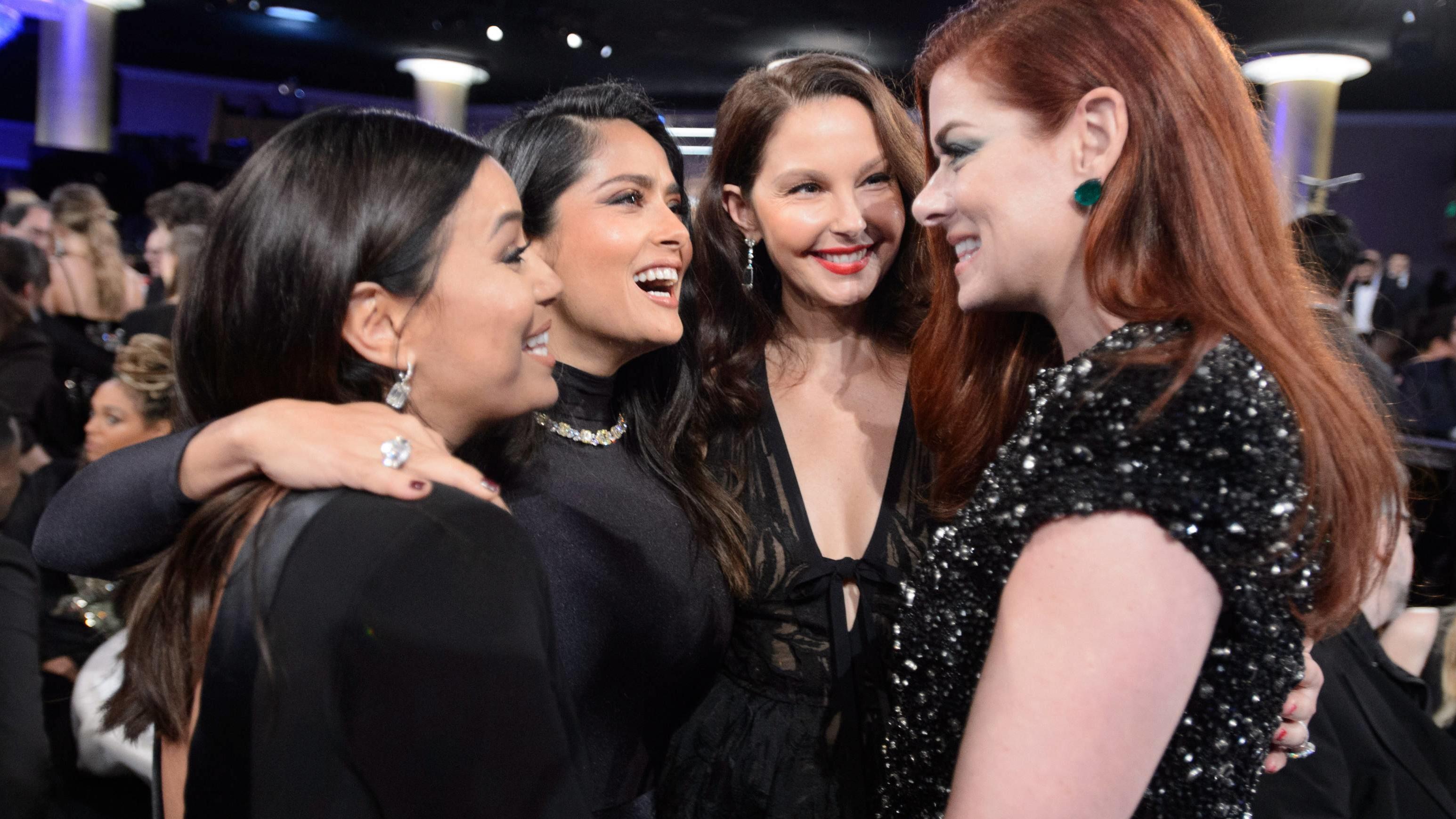 Grammy Awards 2018: Weiße Rosen statt schwarze Kleider Eva Longoria, Salma Hayek, Ashley Judd und Debra Messing bei den Golden Globes 2018
