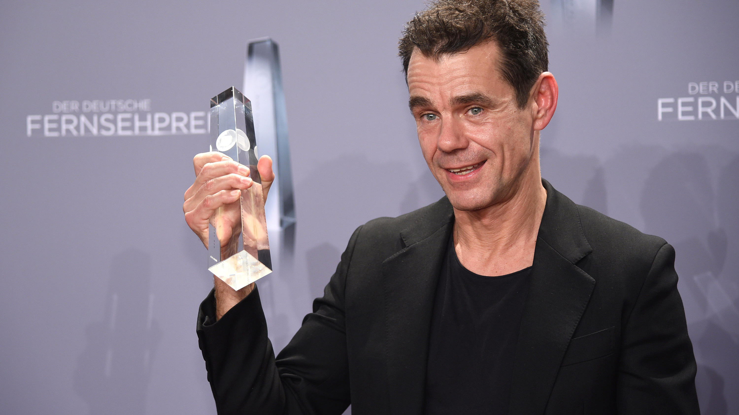 Thomas Gottschalk, Tom Tykwer und Co. räumen beim Deutschen Fernsehpreis ab 26.01.2018, Nordrhein-Westfalen, Köln: Der Regisseur Tom Tykwer ("Babylon Berlin") nimmt den Preis in der Kategorie "Beste Musik" bei der Verleihung des 19. Deutschen Fernsehpreises im Kölner Palladium entgegen. Foto: Henning Kaiser/dpa +++ dpa-Bildf