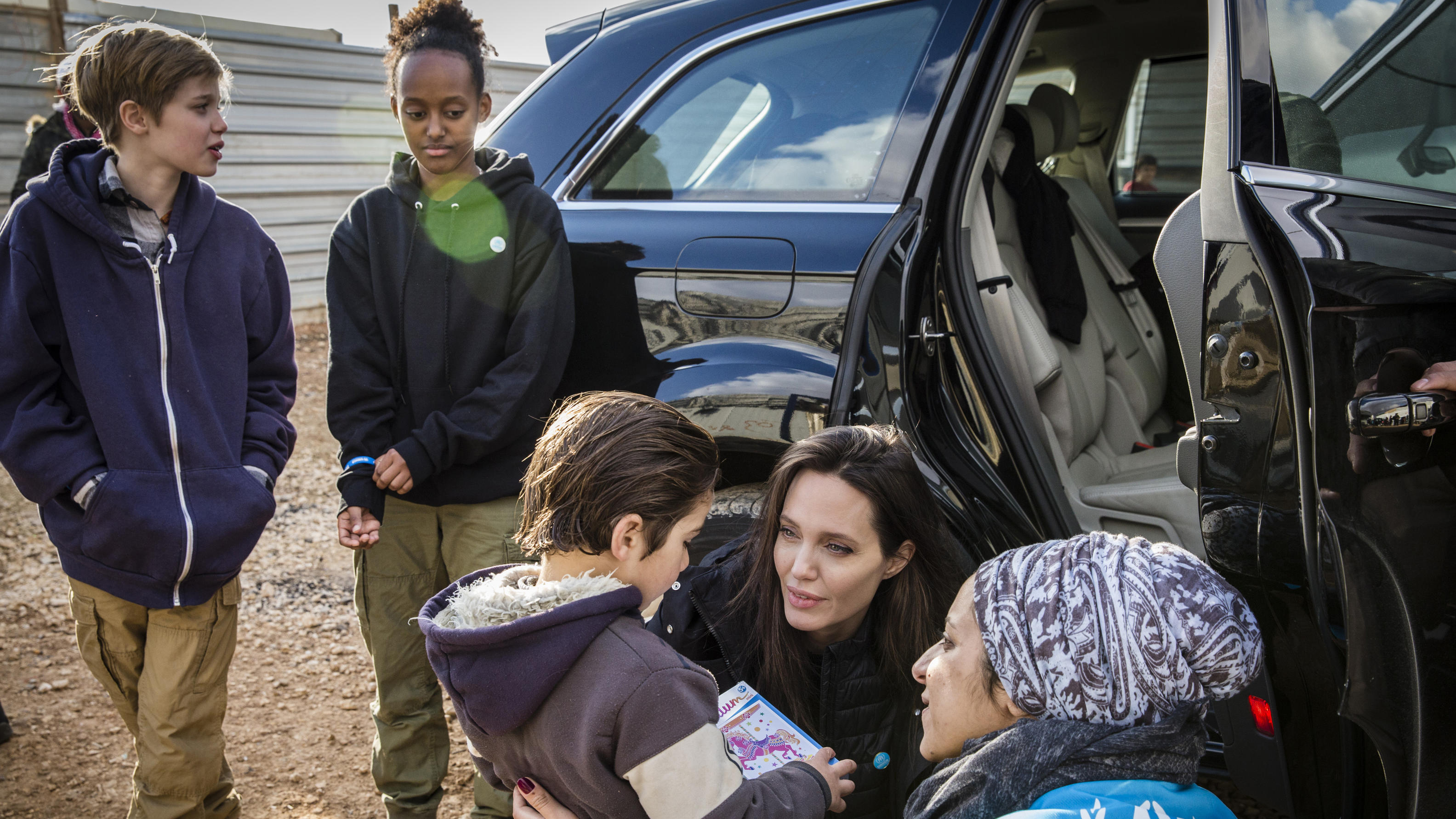 Angelina Jolie mit ihren Töchtern Shiloh und Zahara auf guter Mission Angelina Jolie beim Besuch eines Flüchtlingscamps in Jordanien mit Tochter Zahara