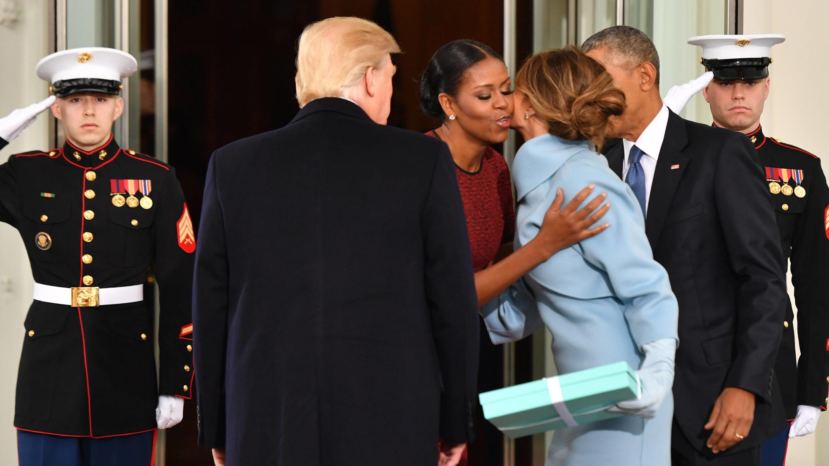 Michelle Obama erklärt den peinlichen Trump-Moment Amtseinführung von Donald Trump: Melania überreicht Michelle Obama ein Geschenk
