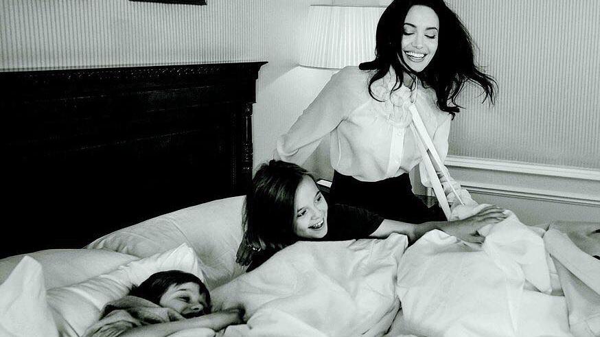 Angelina Jolie: Diesen wichtigen Grundsatz bringt sie ihren Töchtern bei Angelina Jolie mit ihren Kindern
