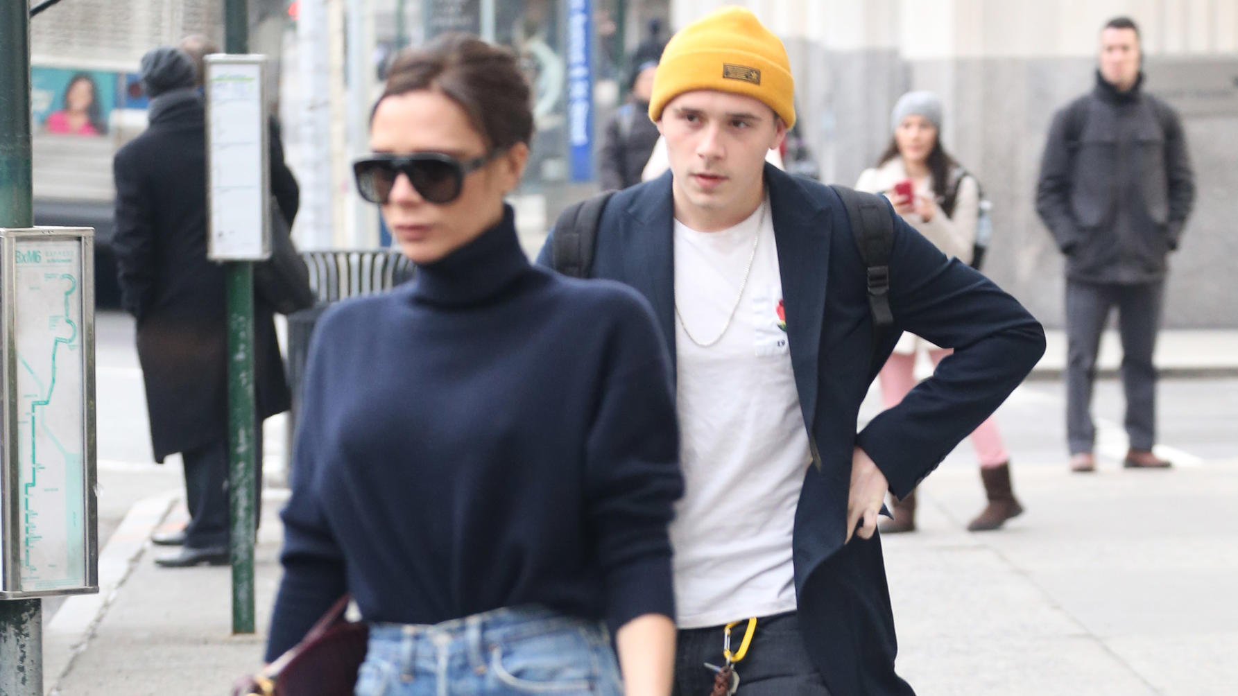 Für Mama Victoria Beckham: Brooklyn Beckham hat ein neues Tattoo Victoria & Brooklyn Beckham out and about in New York City.