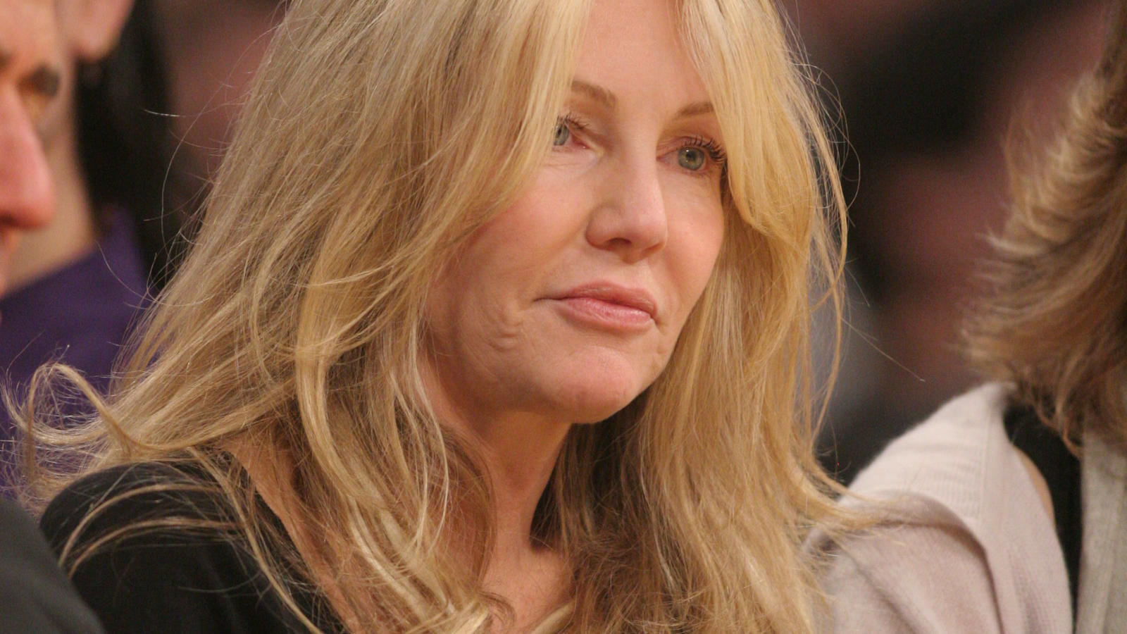 Häusliche Gewalt: 'Melrose Place'-Star Heather Locklear wurde festgenommen Heather Locklear enjoys an evening out at the Lakers game. The Los Angeles Lakers defeated the Phoenix Suns by the final score of 99-83 at Staples Center in downtown Los Angeles, CA.