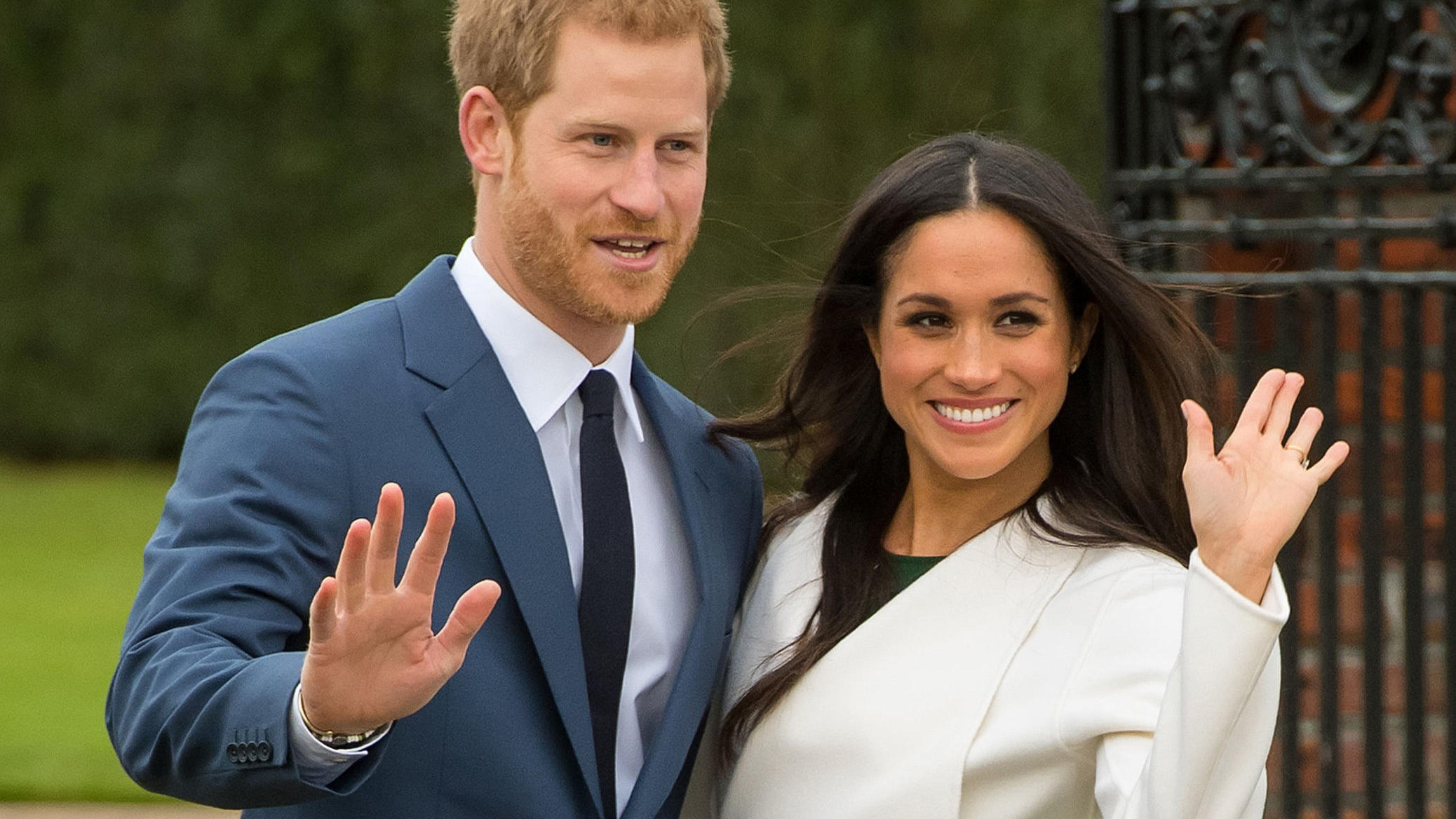 Herzogin Kates Verlobungsring sollte eigentlich Herzogin Meghan gehören ARCHIV - 13.02.2018, Großbritannien, London: Der britische Prinz Harry und seine Verlobte Meghan Markle nach Bekanntgabe ihrer Verlobung. (Zu dpa-«Prinz Harry und Meghan laden Tausende Zuschauer zur Hochzeit ein») Foto: Dominic Lipinski/PA Wire/dpa +