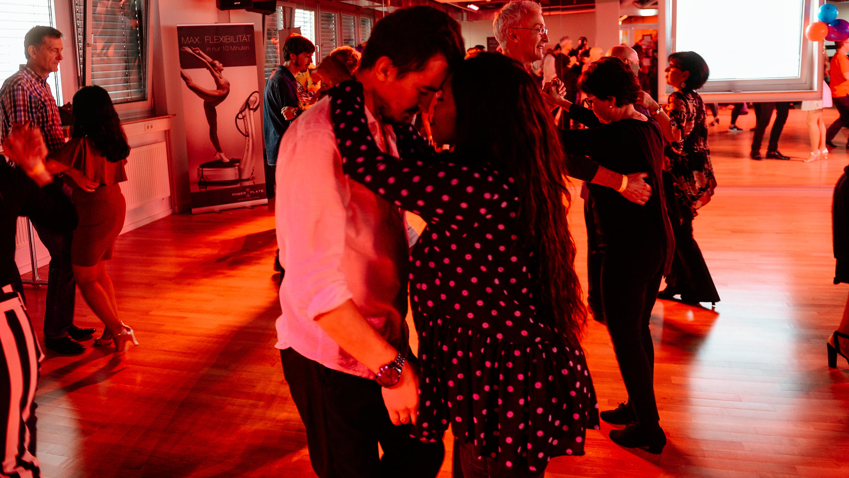 'Let's Dance'-Jurorin Motsi Mabuse: Versucht sie einen Babybauch zu kaschieren? Beweist dieses Foto, dass Motsi Mabuse schwanger ist?